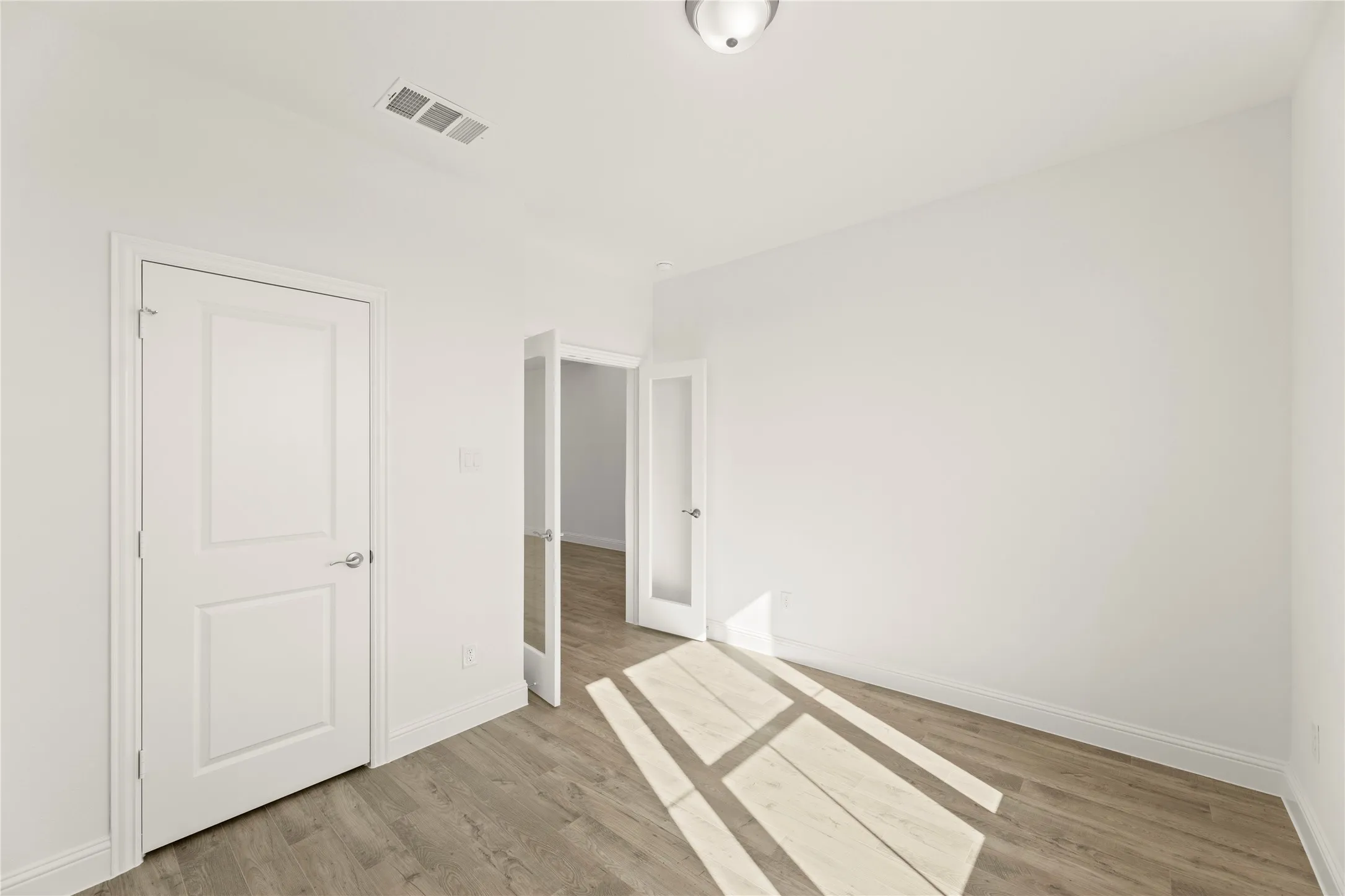 FLEX ROOM WITH CLOSET AND DOOR