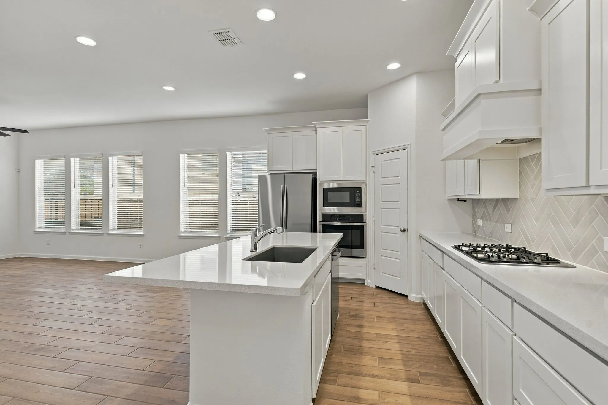 Single Family Residence For Sale in Denton County , 9336 Buckeye Bend, Little Elm, Texas 75068, 3 Bedroom, 3 Bathroom, 2 Garage spaces, 1,795 Sqft, built in 2024, mls#21394197, Real Estate Agent in Little Elm, Homes For Sale in Denton county, Homes For Sale in Little Elm, Realtor in Little Elm Texas, Real Estate Brokerage Independent Realty Texas, Luminita Cordes Realtor