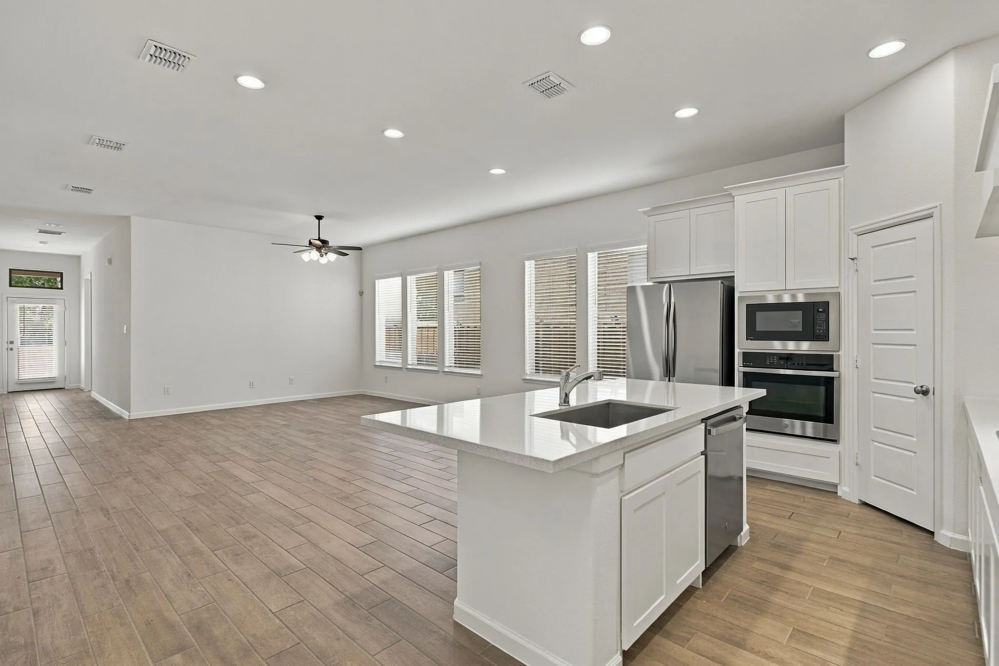 Single Family Residence For Sale in Denton County , 9336 Buckeye Bend, Little Elm, Texas 75068, 3 Bedroom, 3 Bathroom, 2 Garage spaces, 1,795 Sqft, built in 2024, mls#21394197, Real Estate Agent in Little Elm, Homes For Sale in Denton county, Homes For Sale in Little Elm, Realtor in Little Elm Texas, Real Estate Brokerage Independent Realty Texas, Luminita Cordes Realtor