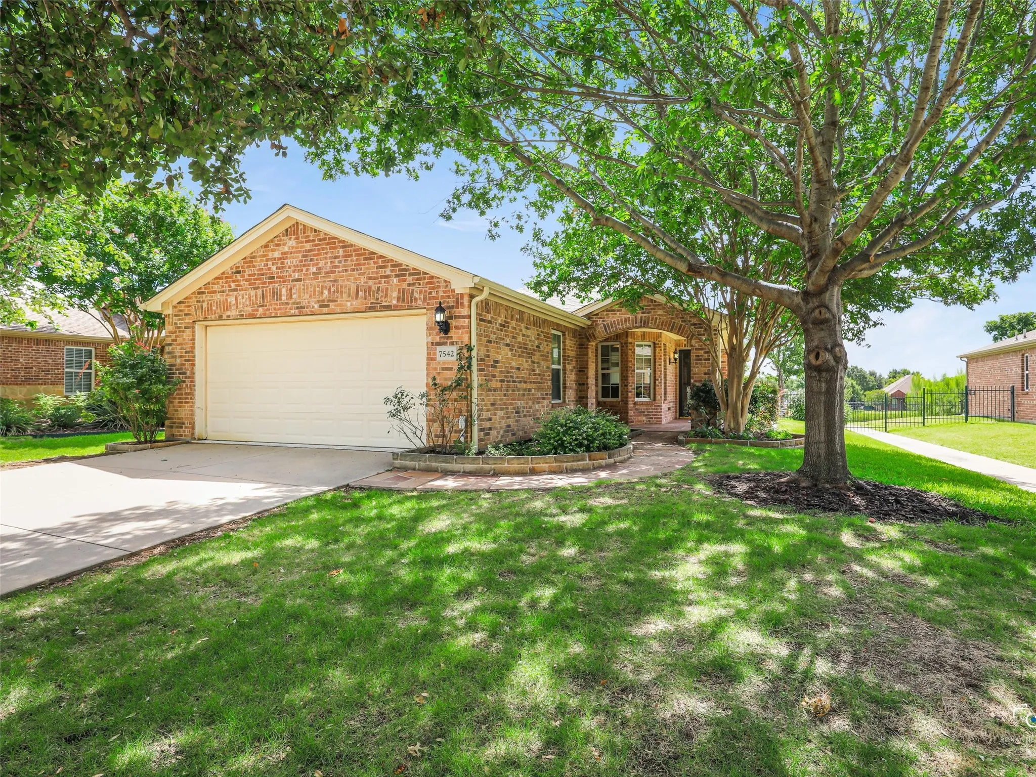Single Family Residence For Sale in Denton County , 7542 Birmingham Forest Drive, Frisco, Texas 75036, 3 Bedroom, 2 Bathroom, 2 Garage spaces, 1,467 Sqft, built in 2010, mls#21386369, Real Estate Agent in Frisco, Homes For Sale in Denton county, Homes For Sale in Frisco, Realtor in Frisco Texas, Real Estate Brokerage Independent Realty Texas, Luminita Cordes Realtor