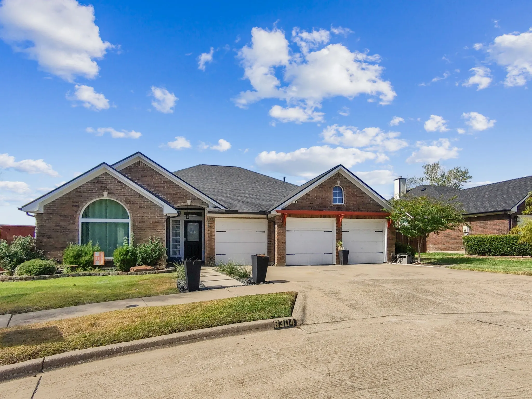 Single Family Residence For Sale in Dallas County , 8304 Crystalwood Drive, Dallas, Texas 75249, 4 Bedroom, 2 Bathroom, 3 Garage spaces, 2,585 Sqft, built in 1989, mls#21394226, Real Estate Agent in Dallas, Homes For Sale in Dallas county, Homes For Sale in Dallas, Realtor in Dallas Texas, Real Estate Brokerage Independent Realty Texas, Luminita Cordes Realtor