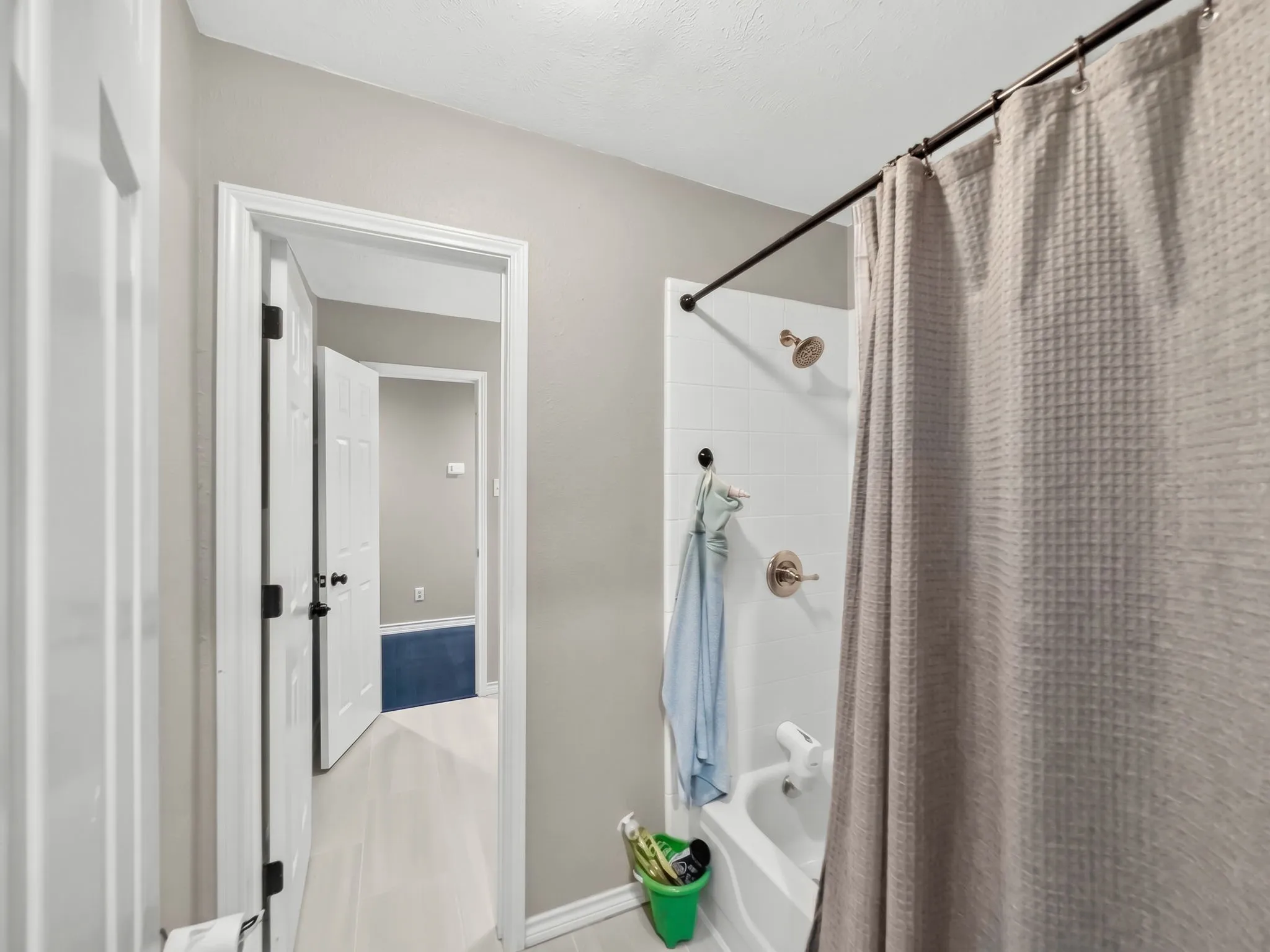 Single Family Residence For Sale in Dallas County , 8304 Crystalwood Drive, Dallas, Texas 75249, 4 Bedroom, 2 Bathroom, 3 Garage spaces, 2,585 Sqft, built in 1989, mls#21394226, Real Estate Agent in Dallas, Homes For Sale in Dallas county, Homes For Sale in Dallas, Realtor in Dallas Texas, Real Estate Brokerage Independent Realty Texas, Luminita Cordes Realtor