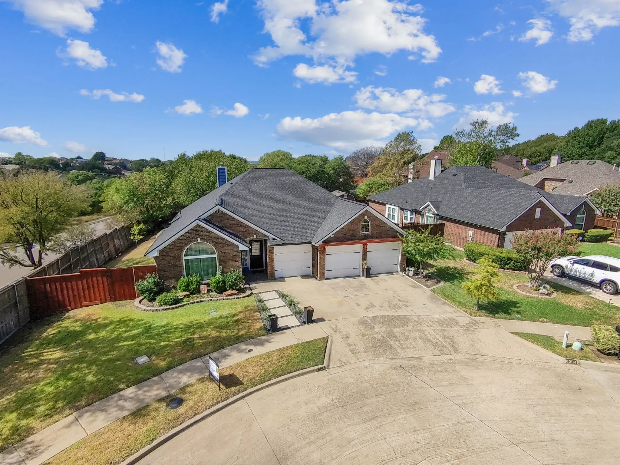Single Family Residence For Sale in Dallas County , 8304 Crystalwood Drive, Dallas, Texas 75249, 4 Bedroom, 2 Bathroom, 3 Garage spaces, 2,585 Sqft, built in 1989, mls#21394226, Real Estate Agent in Dallas, Homes For Sale in Dallas county, Homes For Sale in Dallas, Realtor in Dallas Texas, Real Estate Brokerage Independent Realty Texas, Luminita Cordes Realtor