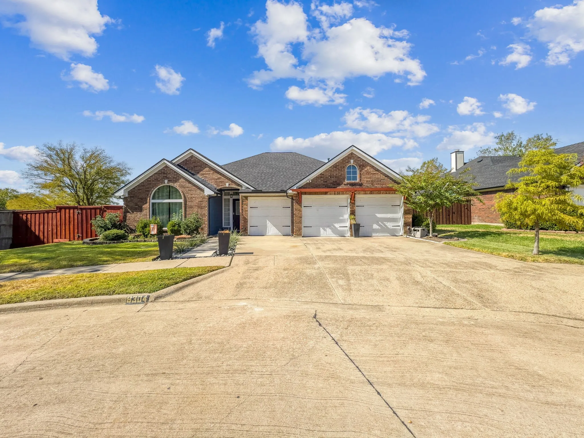 Single Family Residence For Sale in Dallas County , 8304 Crystalwood Drive, Dallas, Texas 75249, 4 Bedroom, 2 Bathroom, 3 Garage spaces, 2,585 Sqft, built in 1989, mls#21394226, Real Estate Agent in Dallas, Homes For Sale in Dallas county, Homes For Sale in Dallas, Realtor in Dallas Texas, Real Estate Brokerage Independent Realty Texas, Luminita Cordes Realtor