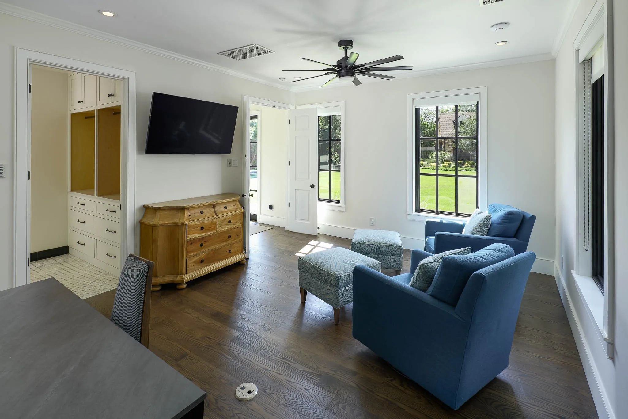 Guest suite in Cottage, includes full bath, laundry, and wet bar