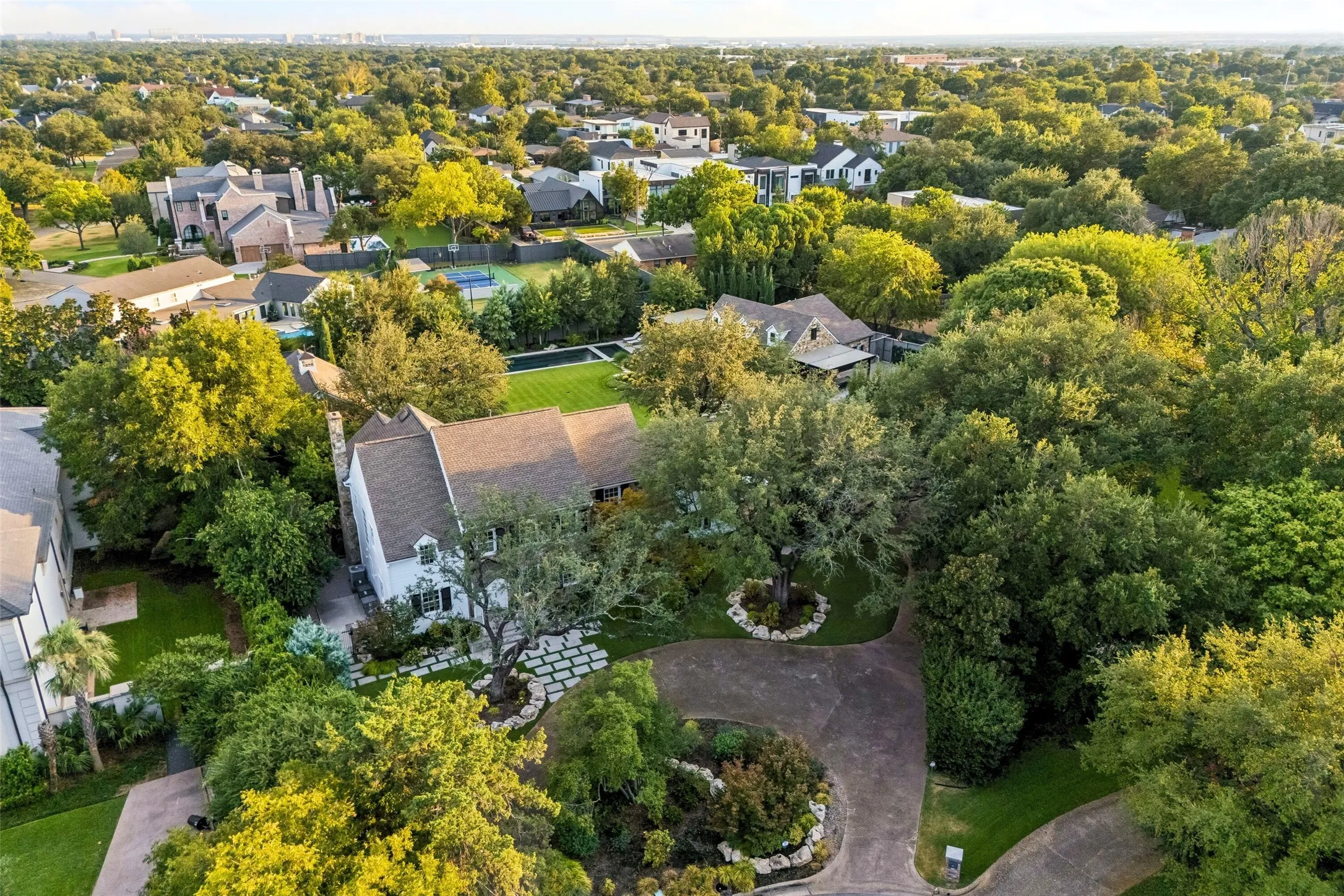 Single Family Residence For Sale in Dallas County , 4506 Isabella Lane, Dallas, Texas 75229, 6 Bedroom, 8 Bathroom, 3 Garage spaces, 4,449 Sqft, built in 1997, mls#21393861, Real Estate Agent in Dallas, Homes For Sale in Dallas county, Homes For Sale in Dallas, Realtor in Dallas Texas, Real Estate Brokerage Independent Realty Texas, Luminita Cordes Realtor