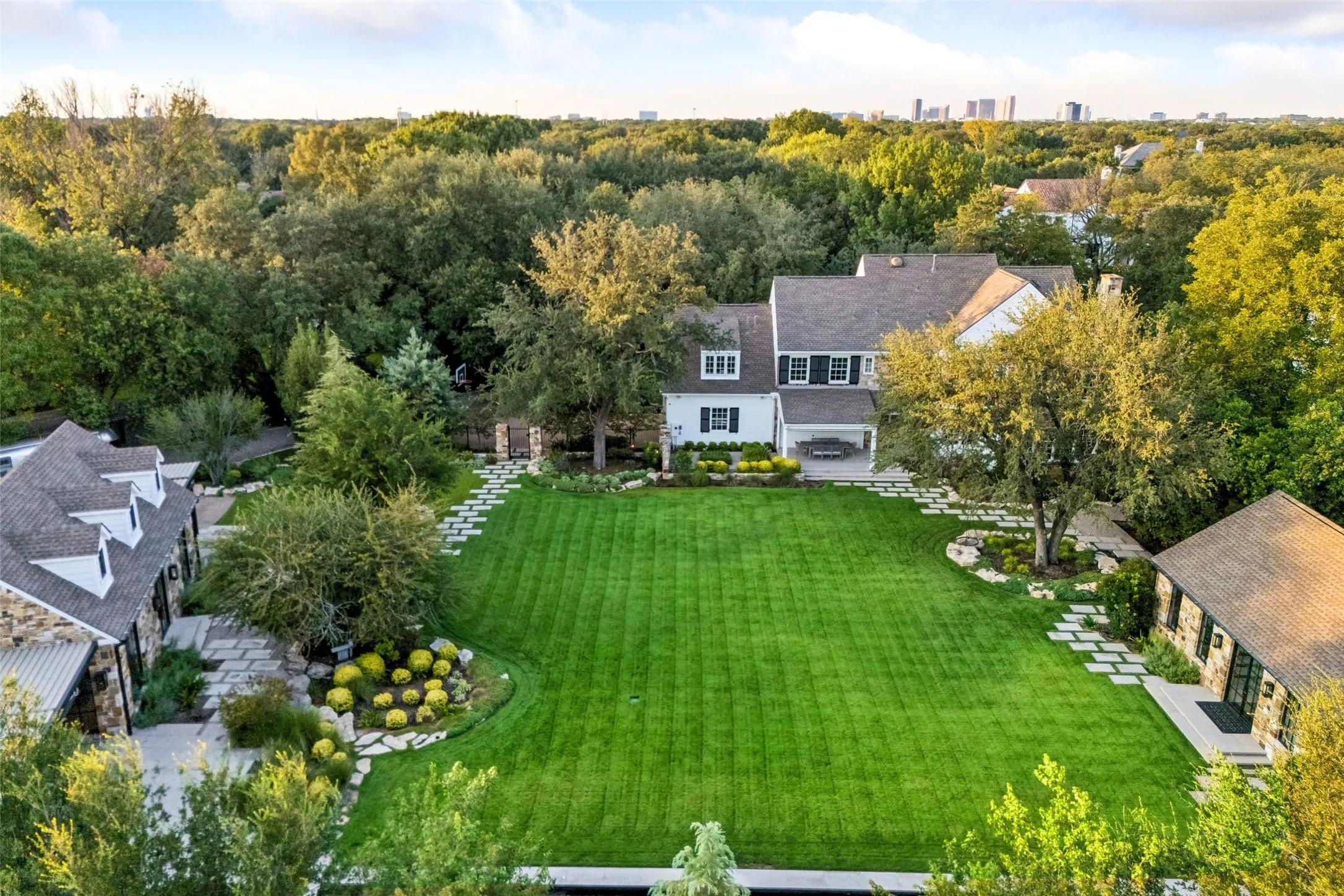 Single Family Residence For Sale in Dallas County , 4506 Isabella Lane, Dallas, Texas 75229, 6 Bedroom, 8 Bathroom, 3 Garage spaces, 4,449 Sqft, built in 1997, mls#21393861, Real Estate Agent in Dallas, Homes For Sale in Dallas county, Homes For Sale in Dallas, Realtor in Dallas Texas, Real Estate Brokerage Independent Realty Texas, Luminita Cordes Realtor
