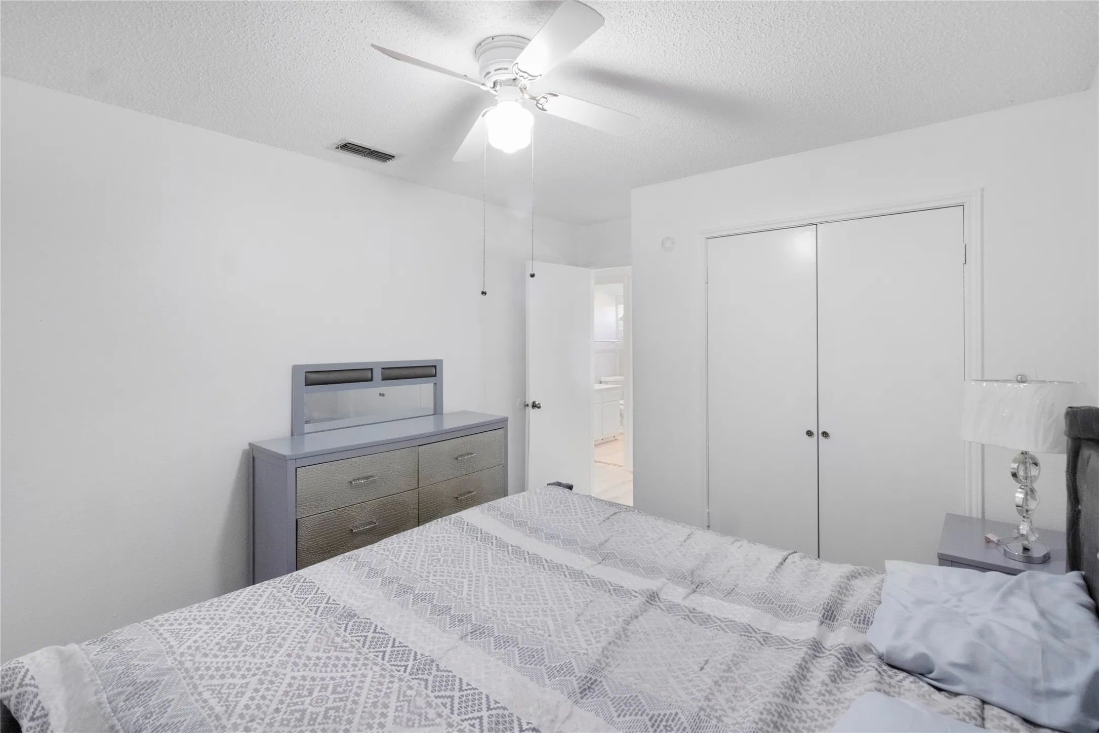 Single Family Residence For Sale in Dallas County , 1908 Prairie Creek Trail, Garland, Texas 75040, 3 Bedroom, 3 Bathroom, 2 Garage spaces, 1,573 Sqft, built in 1987, mls#21386282, Real Estate Agent in Garland, Homes For Sale in Dallas county, Homes For Sale in Garland, Realtor in Garland Texas, Real Estate Brokerage Independent Realty Texas, Luminita Cordes Realtor