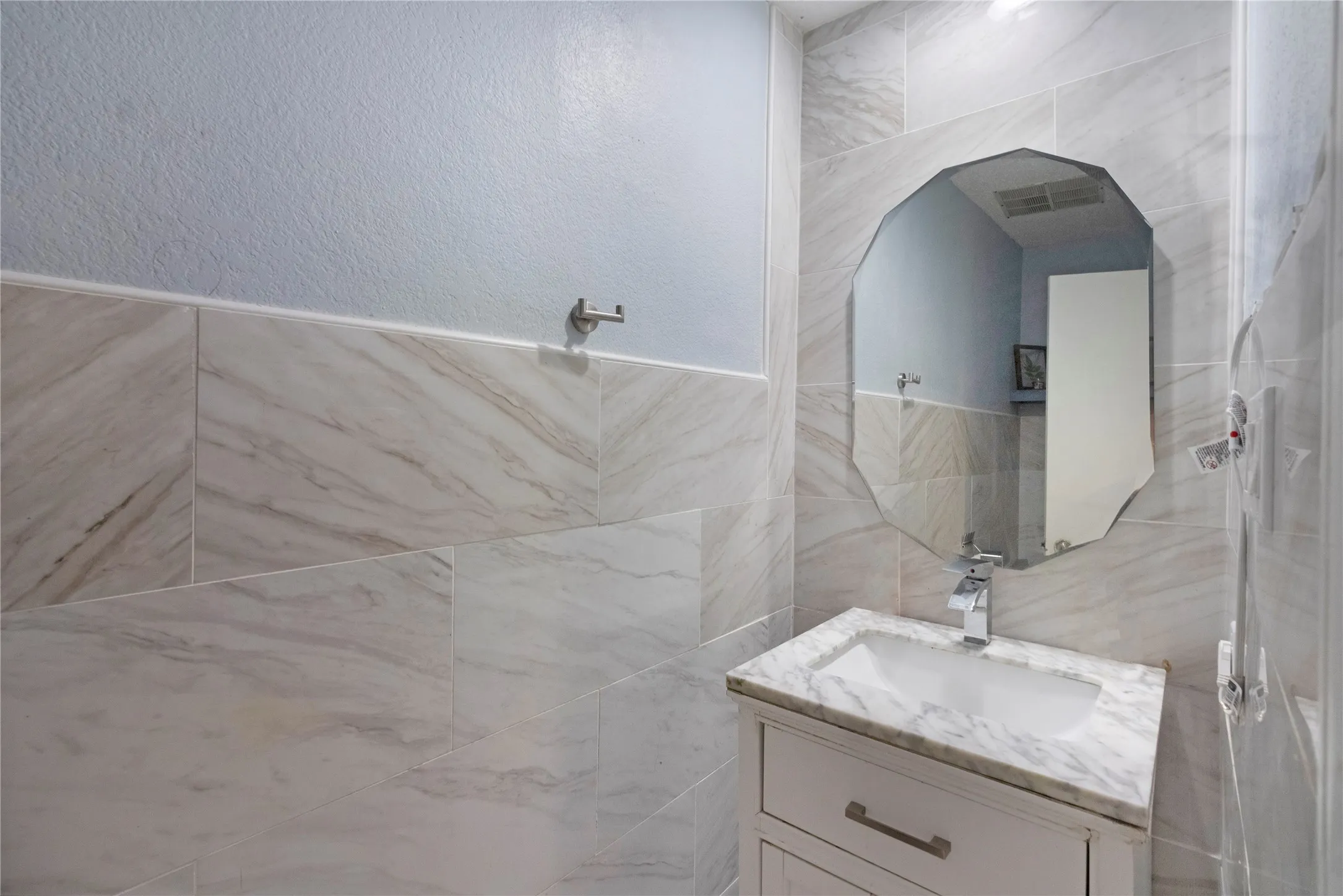Single Family Residence For Sale in Dallas County , 1908 Prairie Creek Trail, Garland, Texas 75040, 3 Bedroom, 3 Bathroom, 2 Garage spaces, 1,573 Sqft, built in 1987, mls#21386282, Real Estate Agent in Garland, Homes For Sale in Dallas county, Homes For Sale in Garland, Realtor in Garland Texas, Real Estate Brokerage Independent Realty Texas, Luminita Cordes Realtor