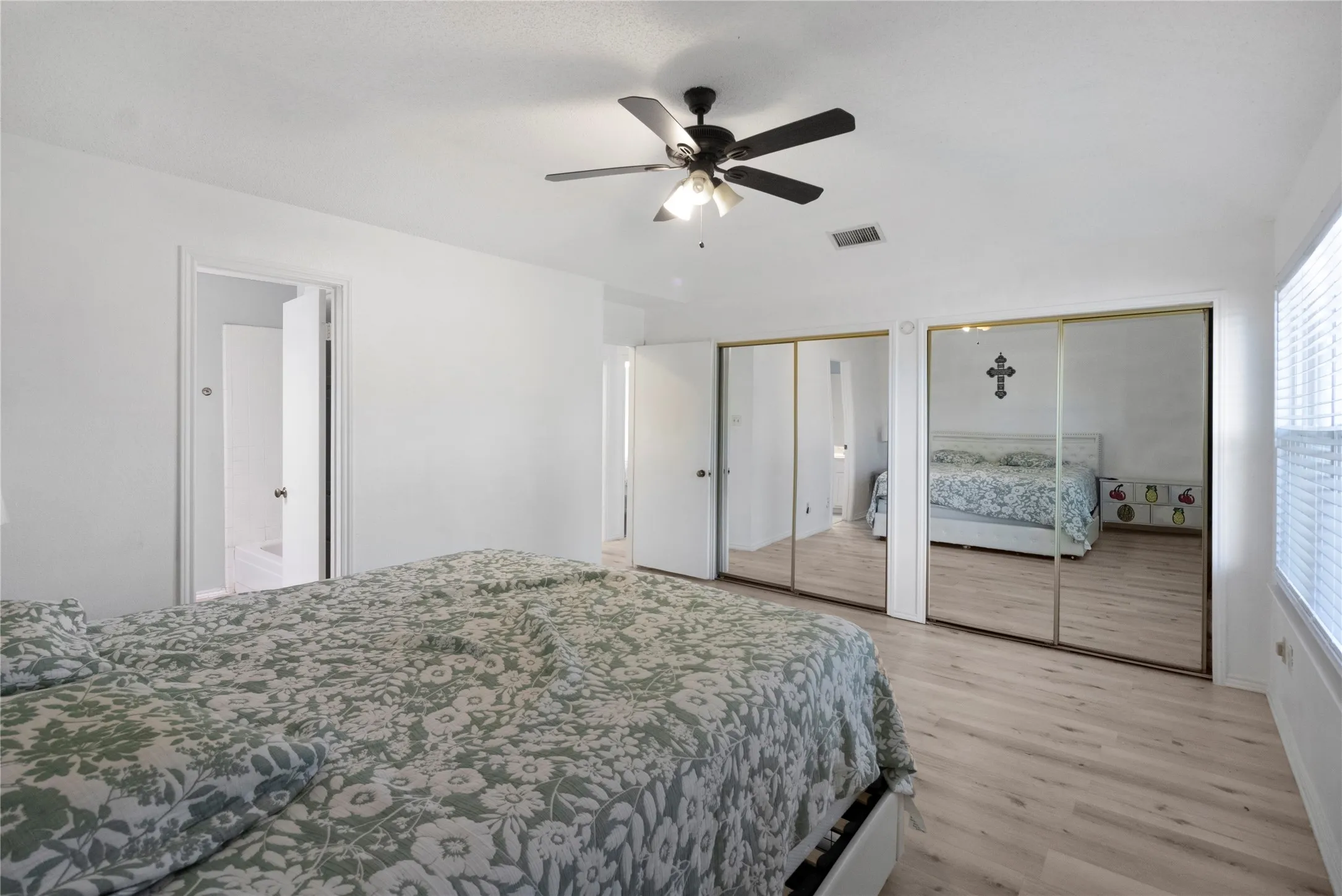 Single Family Residence For Sale in Dallas County , 1908 Prairie Creek Trail, Garland, Texas 75040, 3 Bedroom, 3 Bathroom, 2 Garage spaces, 1,573 Sqft, built in 1987, mls#21386282, Real Estate Agent in Garland, Homes For Sale in Dallas county, Homes For Sale in Garland, Realtor in Garland Texas, Real Estate Brokerage Independent Realty Texas, Luminita Cordes Realtor