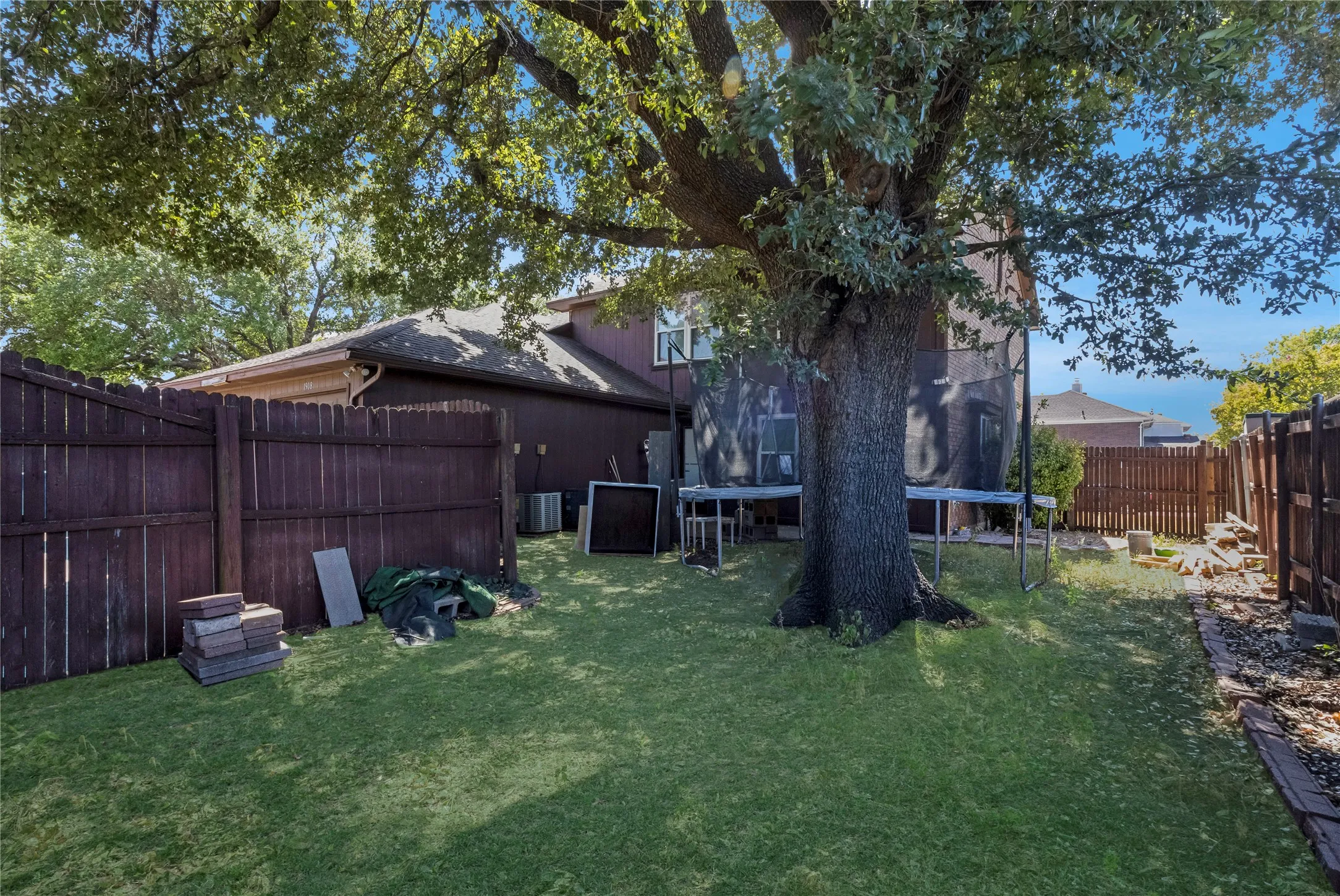 Single Family Residence For Sale in Dallas County , 1908 Prairie Creek Trail, Garland, Texas 75040, 3 Bedroom, 3 Bathroom, 2 Garage spaces, 1,573 Sqft, built in 1987, mls#21386282, Real Estate Agent in Garland, Homes For Sale in Dallas county, Homes For Sale in Garland, Realtor in Garland Texas, Real Estate Brokerage Independent Realty Texas, Luminita Cordes Realtor