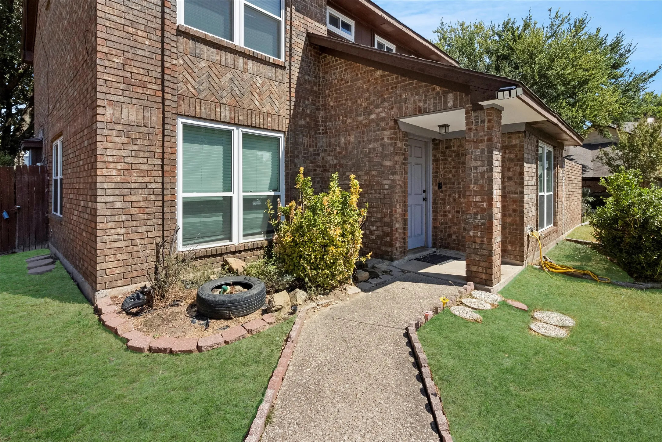 Single Family Residence For Sale in Dallas County , 1908 Prairie Creek Trail, Garland, Texas 75040, 3 Bedroom, 3 Bathroom, 2 Garage spaces, 1,573 Sqft, built in 1987, mls#21386282, Real Estate Agent in Garland, Homes For Sale in Dallas county, Homes For Sale in Garland, Realtor in Garland Texas, Real Estate Brokerage Independent Realty Texas, Luminita Cordes Realtor