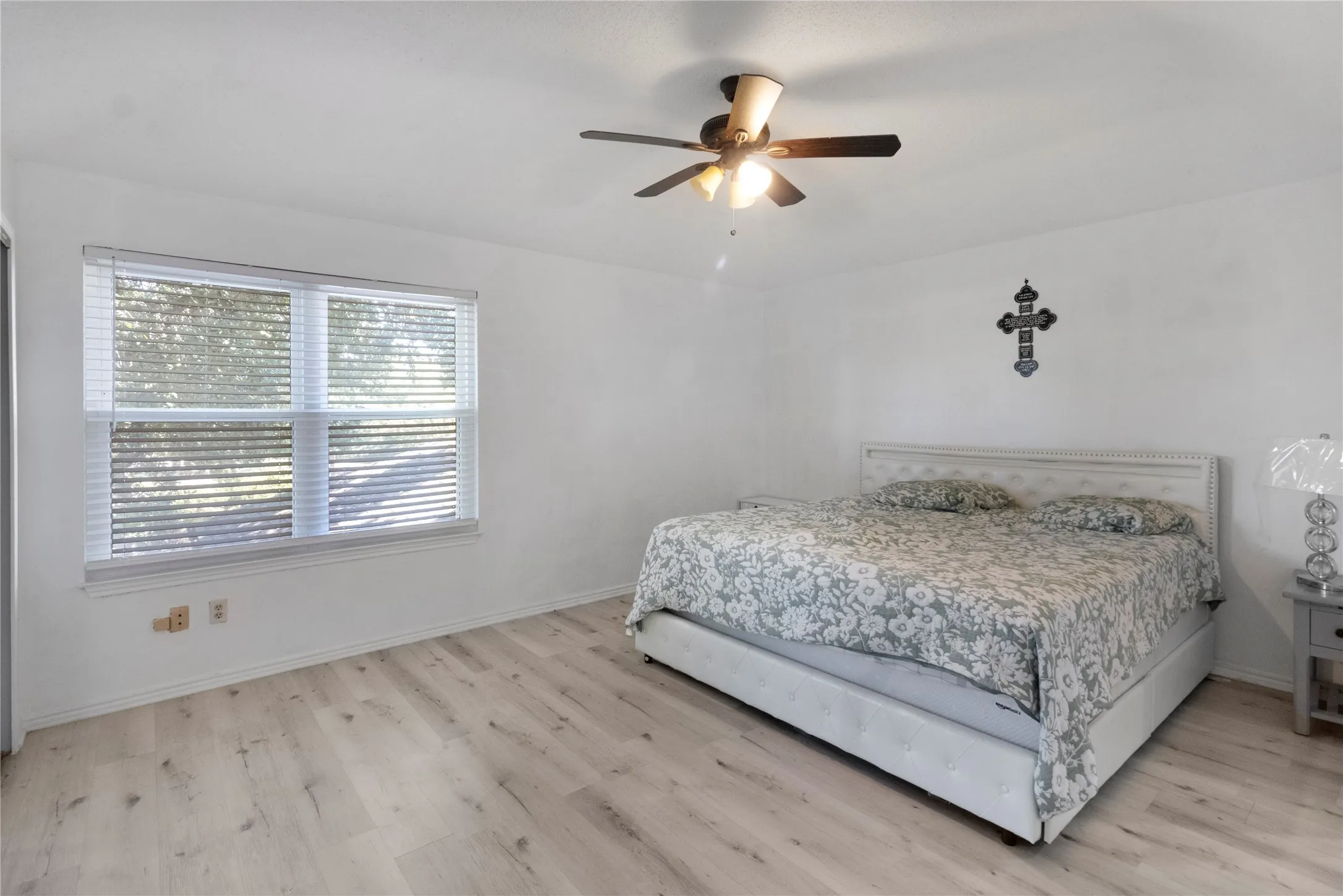 Single Family Residence For Sale in Dallas County , 1908 Prairie Creek Trail, Garland, Texas 75040, 3 Bedroom, 3 Bathroom, 2 Garage spaces, 1,573 Sqft, built in 1987, mls#21386282, Real Estate Agent in Garland, Homes For Sale in Dallas county, Homes For Sale in Garland, Realtor in Garland Texas, Real Estate Brokerage Independent Realty Texas, Luminita Cordes Realtor