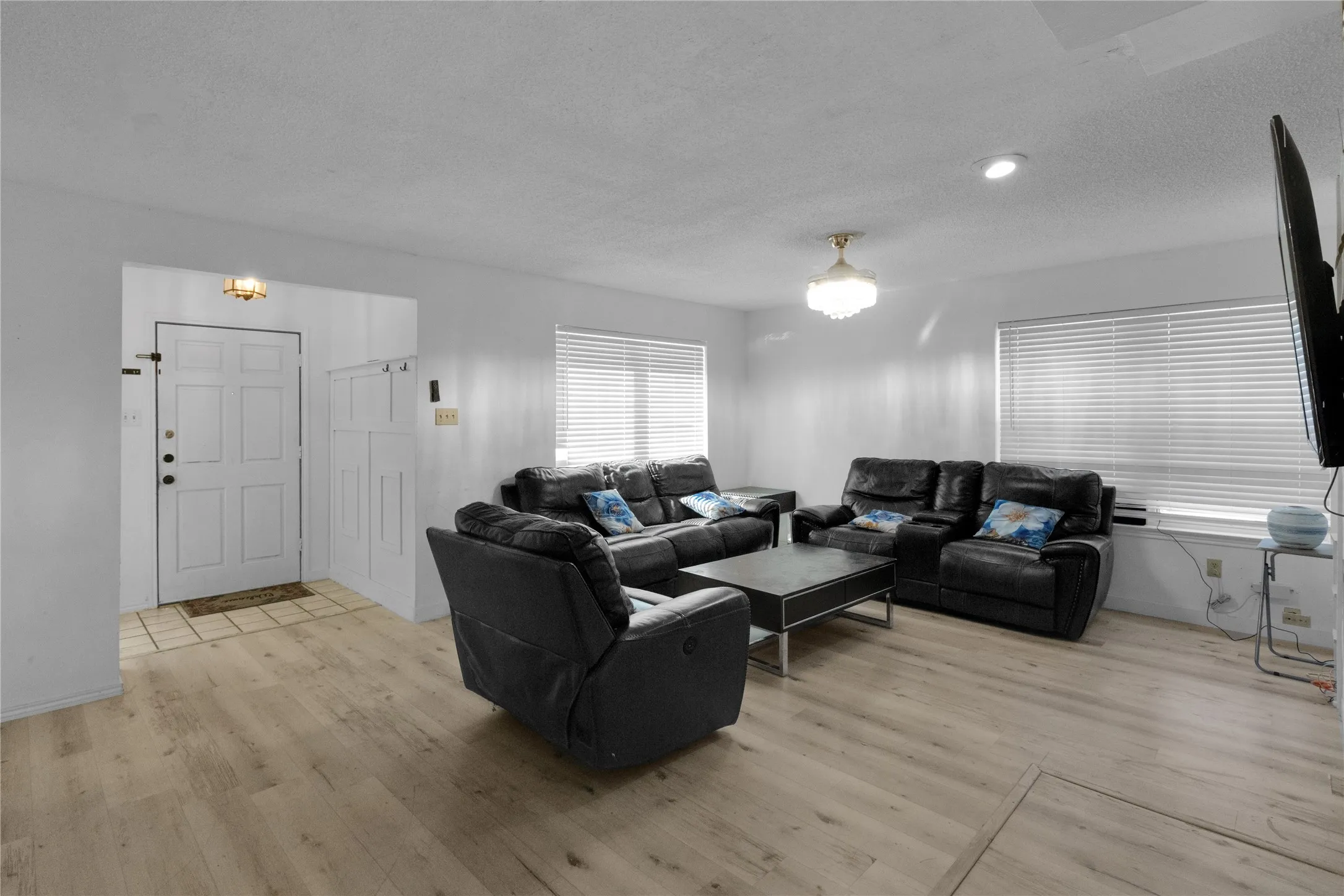Single Family Residence For Sale in Dallas County , 1908 Prairie Creek Trail, Garland, Texas 75040, 3 Bedroom, 3 Bathroom, 2 Garage spaces, 1,573 Sqft, built in 1987, mls#21386282, Real Estate Agent in Garland, Homes For Sale in Dallas county, Homes For Sale in Garland, Realtor in Garland Texas, Real Estate Brokerage Independent Realty Texas, Luminita Cordes Realtor