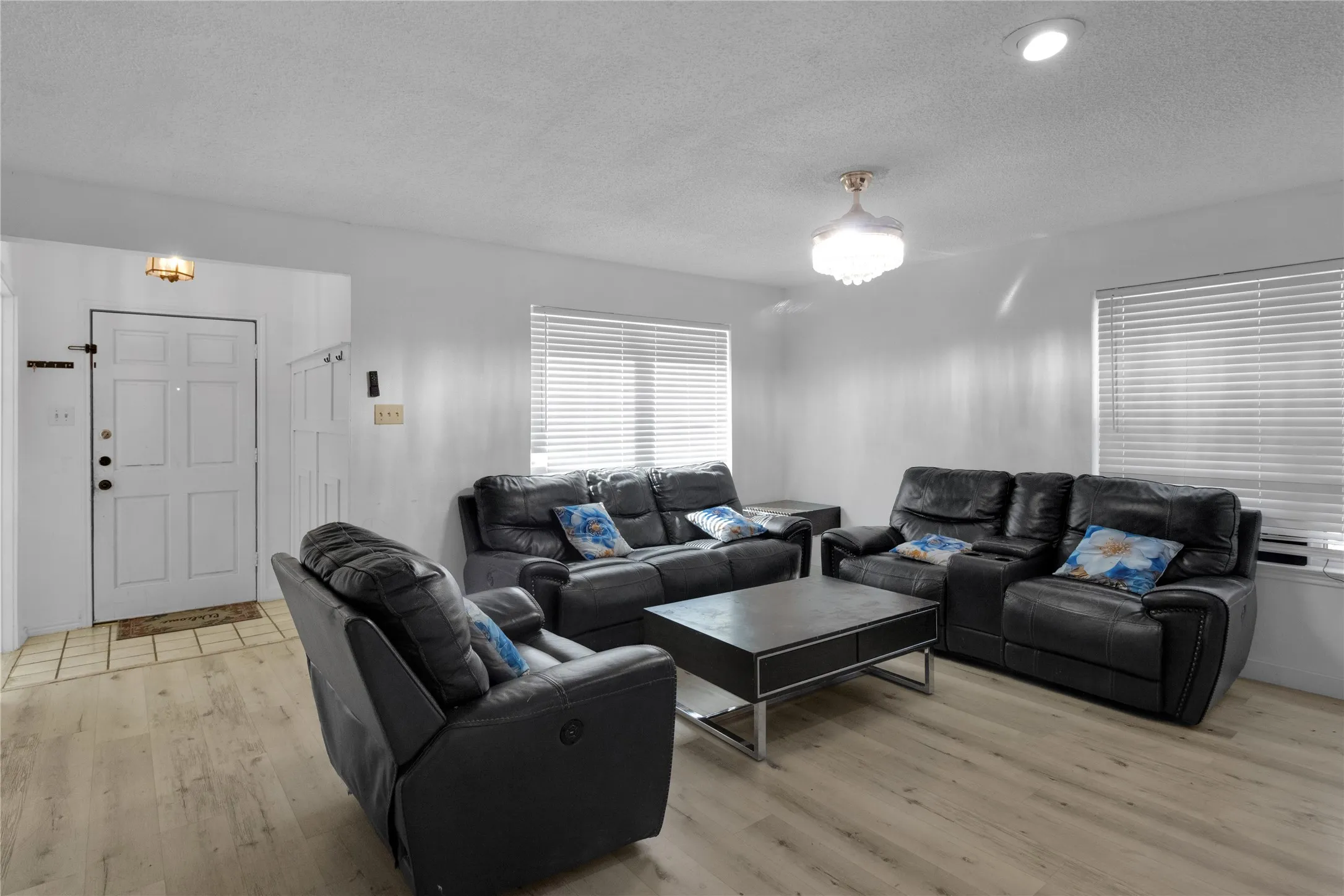 Single Family Residence For Sale in Dallas County , 1908 Prairie Creek Trail, Garland, Texas 75040, 3 Bedroom, 3 Bathroom, 2 Garage spaces, 1,573 Sqft, built in 1987, mls#21386282, Real Estate Agent in Garland, Homes For Sale in Dallas county, Homes For Sale in Garland, Realtor in Garland Texas, Real Estate Brokerage Independent Realty Texas, Luminita Cordes Realtor