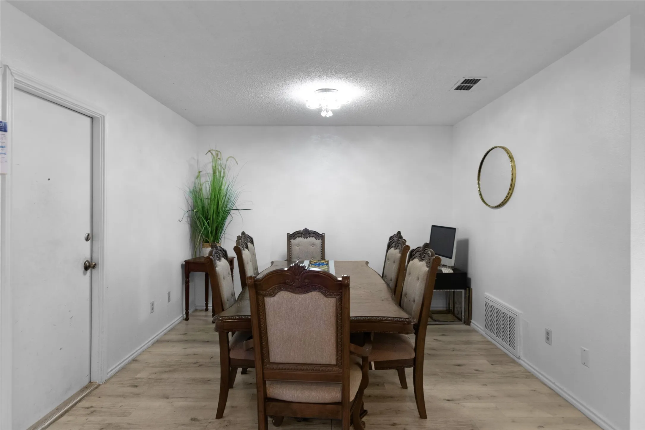 Single Family Residence For Sale in Dallas County , 1908 Prairie Creek Trail, Garland, Texas 75040, 3 Bedroom, 3 Bathroom, 2 Garage spaces, 1,573 Sqft, built in 1987, mls#21386282, Real Estate Agent in Garland, Homes For Sale in Dallas county, Homes For Sale in Garland, Realtor in Garland Texas, Real Estate Brokerage Independent Realty Texas, Luminita Cordes Realtor