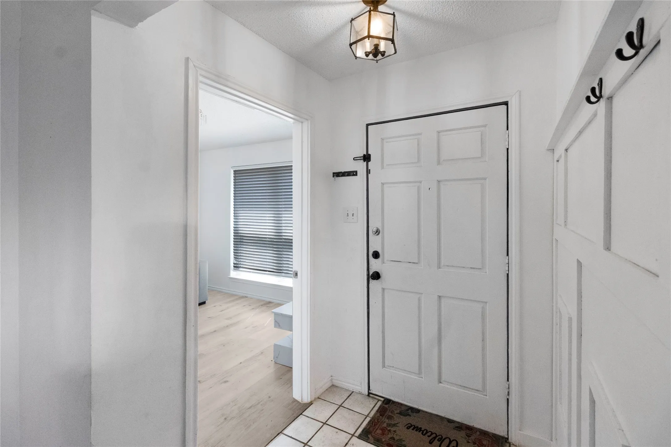 Single Family Residence For Sale in Dallas County , 1908 Prairie Creek Trail, Garland, Texas 75040, 3 Bedroom, 3 Bathroom, 2 Garage spaces, 1,573 Sqft, built in 1987, mls#21386282, Real Estate Agent in Garland, Homes For Sale in Dallas county, Homes For Sale in Garland, Realtor in Garland Texas, Real Estate Brokerage Independent Realty Texas, Luminita Cordes Realtor