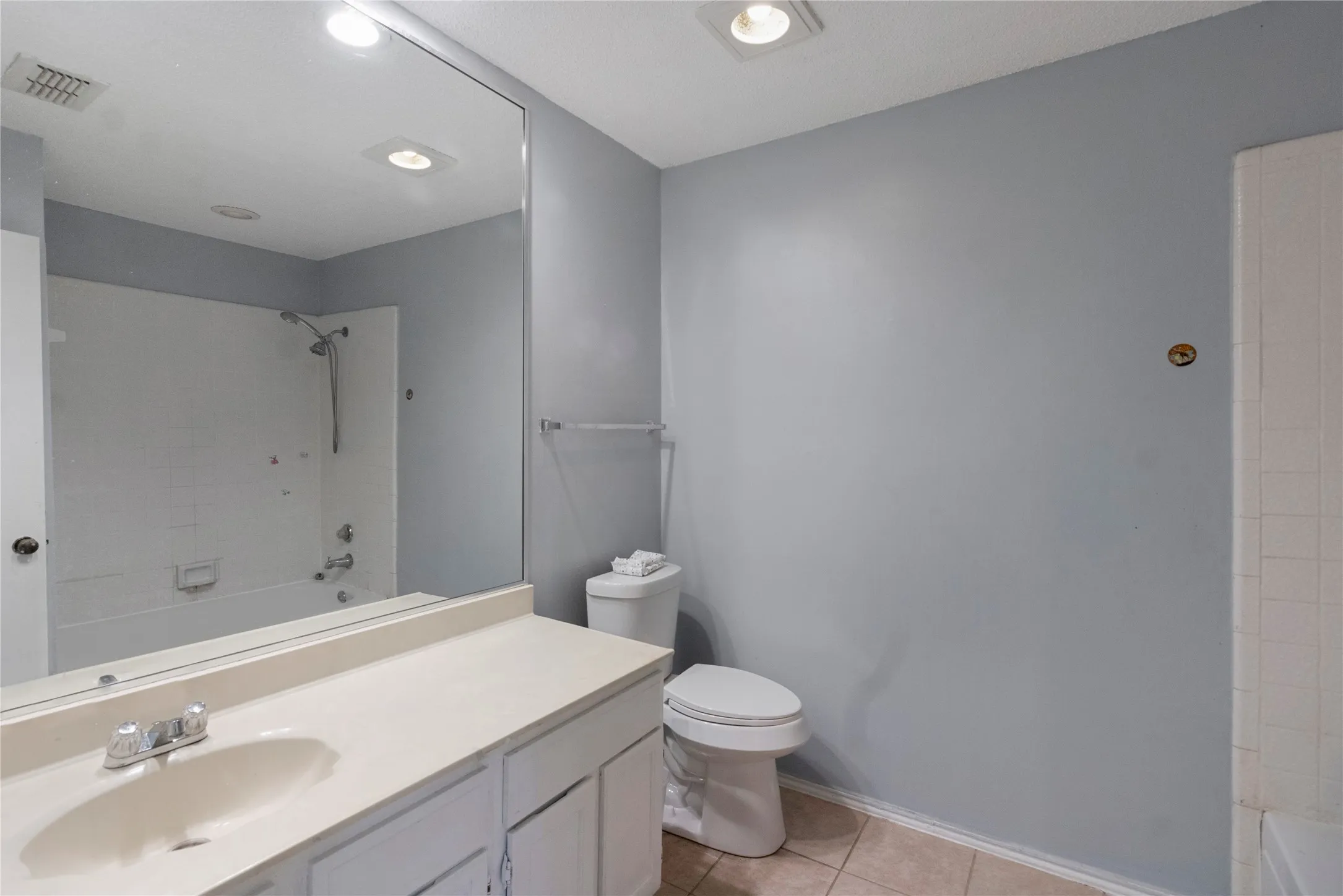 Single Family Residence For Sale in Dallas County , 1908 Prairie Creek Trail, Garland, Texas 75040, 3 Bedroom, 3 Bathroom, 2 Garage spaces, 1,573 Sqft, built in 1987, mls#21386282, Real Estate Agent in Garland, Homes For Sale in Dallas county, Homes For Sale in Garland, Realtor in Garland Texas, Real Estate Brokerage Independent Realty Texas, Luminita Cordes Realtor