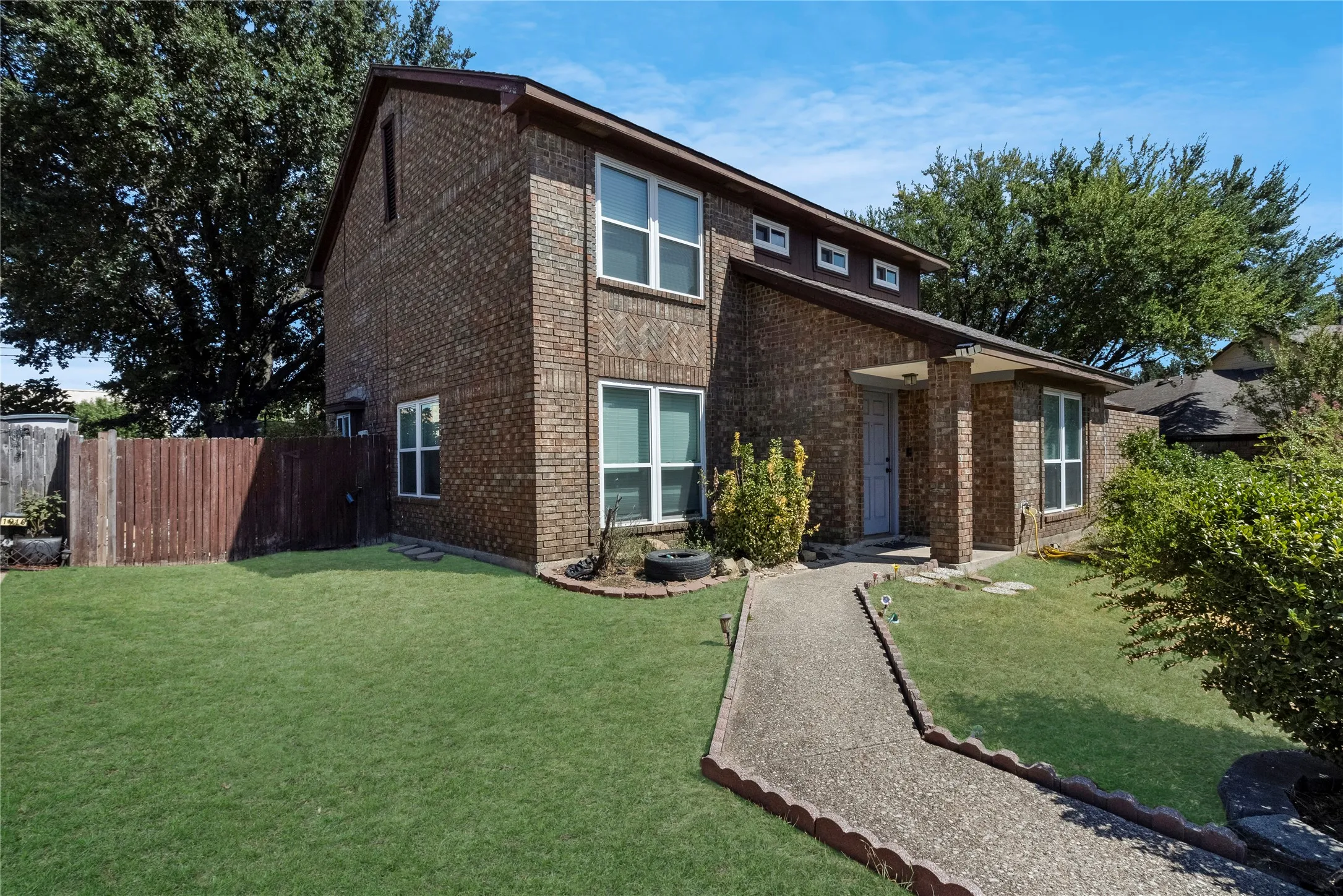Single Family Residence For Sale in Dallas County , 1908 Prairie Creek Trail, Garland, Texas 75040, 3 Bedroom, 3 Bathroom, 2 Garage spaces, 1,573 Sqft, built in 1987, mls#21386282, Real Estate Agent in Garland, Homes For Sale in Dallas county, Homes For Sale in Garland, Realtor in Garland Texas, Real Estate Brokerage Independent Realty Texas, Luminita Cordes Realtor
