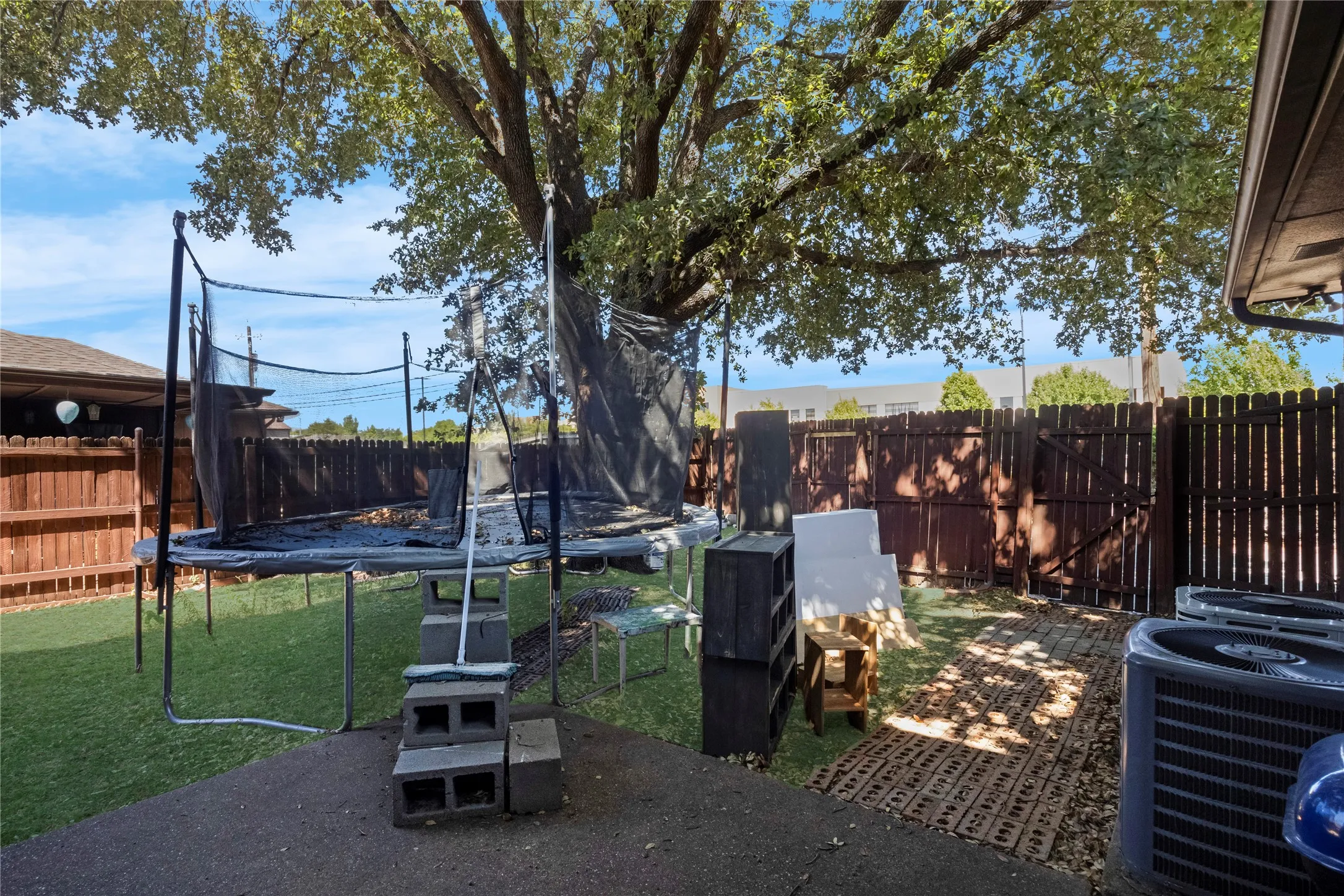 Single Family Residence For Sale in Dallas County , 1908 Prairie Creek Trail, Garland, Texas 75040, 3 Bedroom, 3 Bathroom, 2 Garage spaces, 1,573 Sqft, built in 1987, mls#21386282, Real Estate Agent in Garland, Homes For Sale in Dallas county, Homes For Sale in Garland, Realtor in Garland Texas, Real Estate Brokerage Independent Realty Texas, Luminita Cordes Realtor