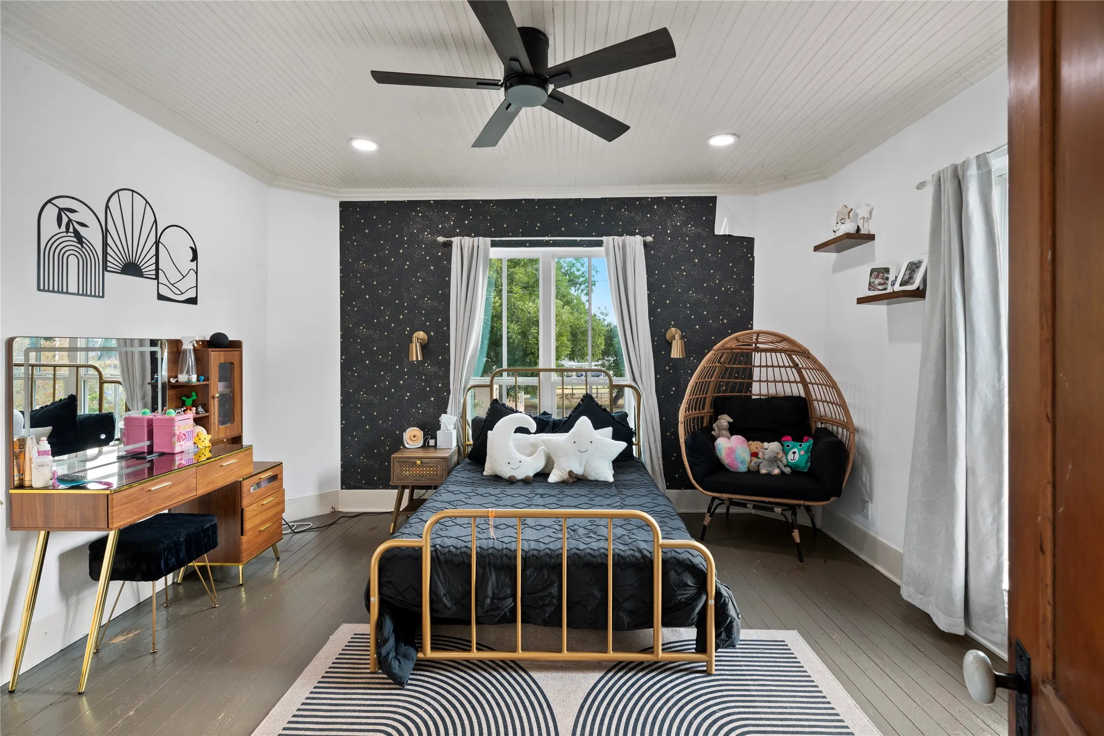 Recessed lighting, wood-finish flooring, and a ceiling fan with integrated lighting