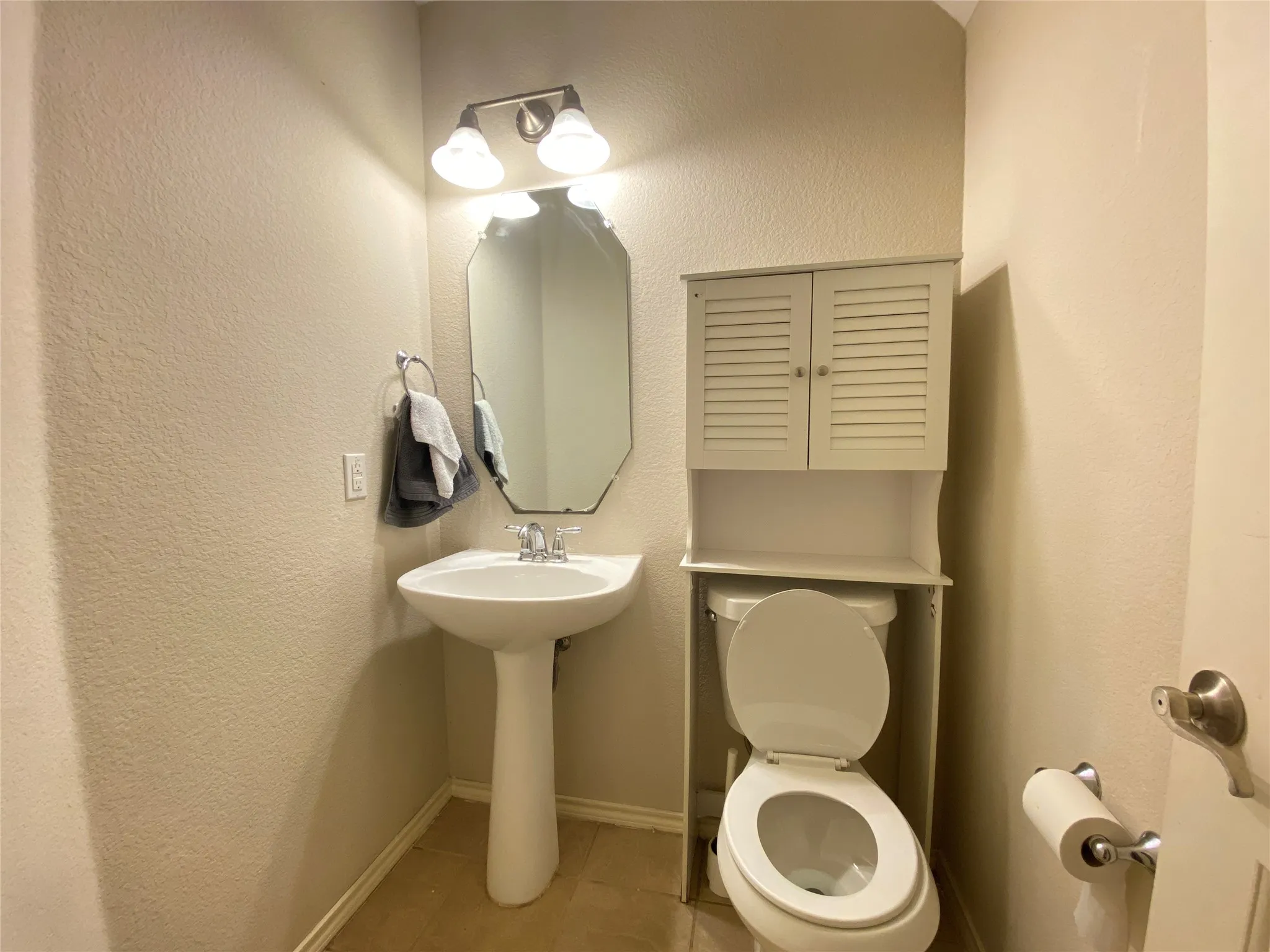 Single Family Residence For Rent in Dallas County , 8307 Timberbrook Lane, Dallas, Texas 75249, 3 Bedroom, 3 Bathroom, 2 Garage spaces, 1,629 Sqft, built in 2009, mls#21394119, Real Estate Agent in Dallas, Homes For Rent in Dallas county, Homes For Rent in Dallas, Realtor in Dallas Texas, Real Estate Brokerage Independent Realty Texas, Luminita Cordes Realtor