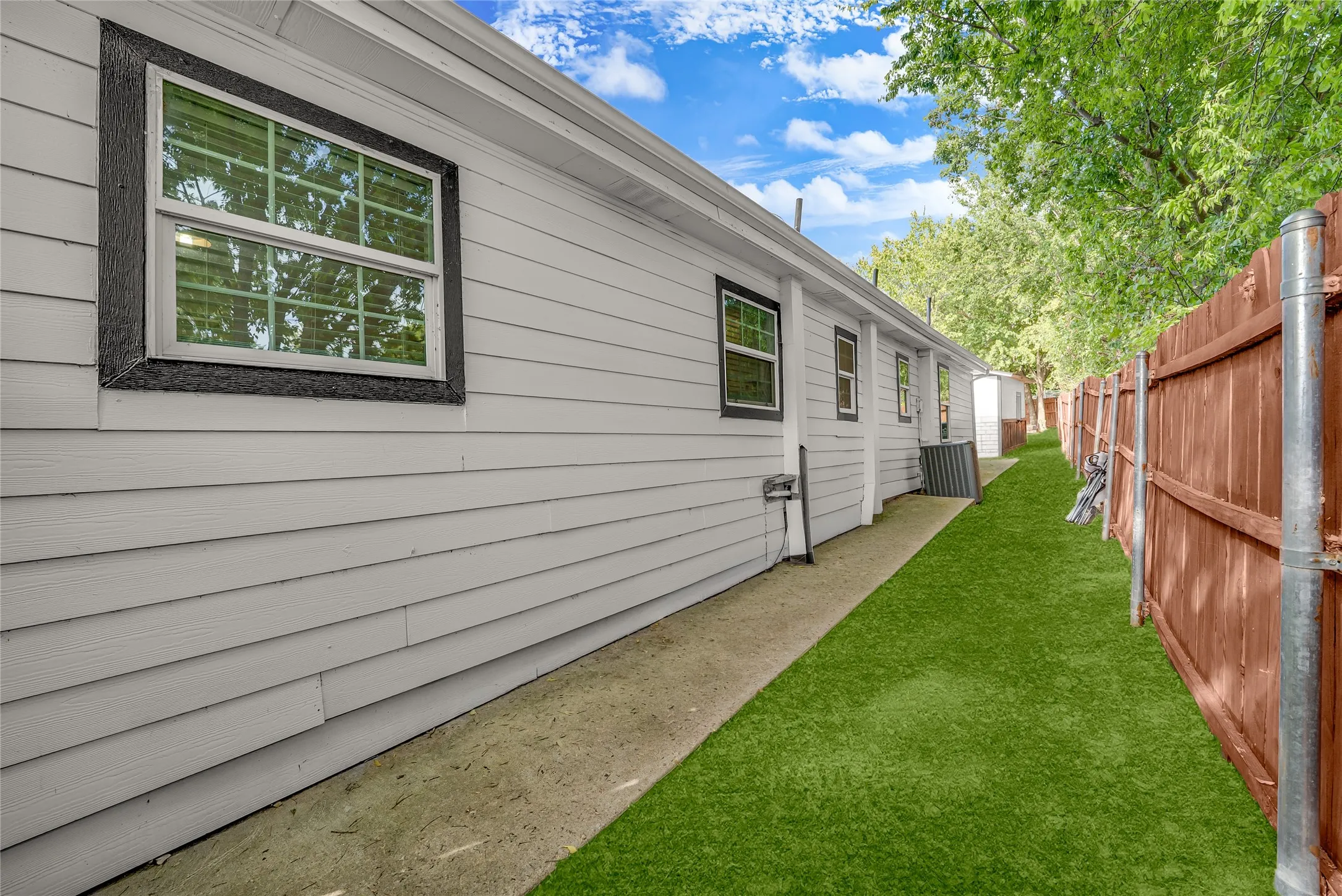 Single Family Residence For Sale in Rockwall County , 708 Sherman Street, Rockwall, Texas 75087, 3 Bedroom, 2 Bathroom, Garage spaces, 1,288 Sqft, built in 1974, mls#21393067, Real Estate Agent in Rockwall, Homes For Sale in Rockwall county, Homes For Sale in Rockwall, Realtor in Rockwall Texas, Real Estate Brokerage Independent Realty Texas, Luminita Cordes Realtor