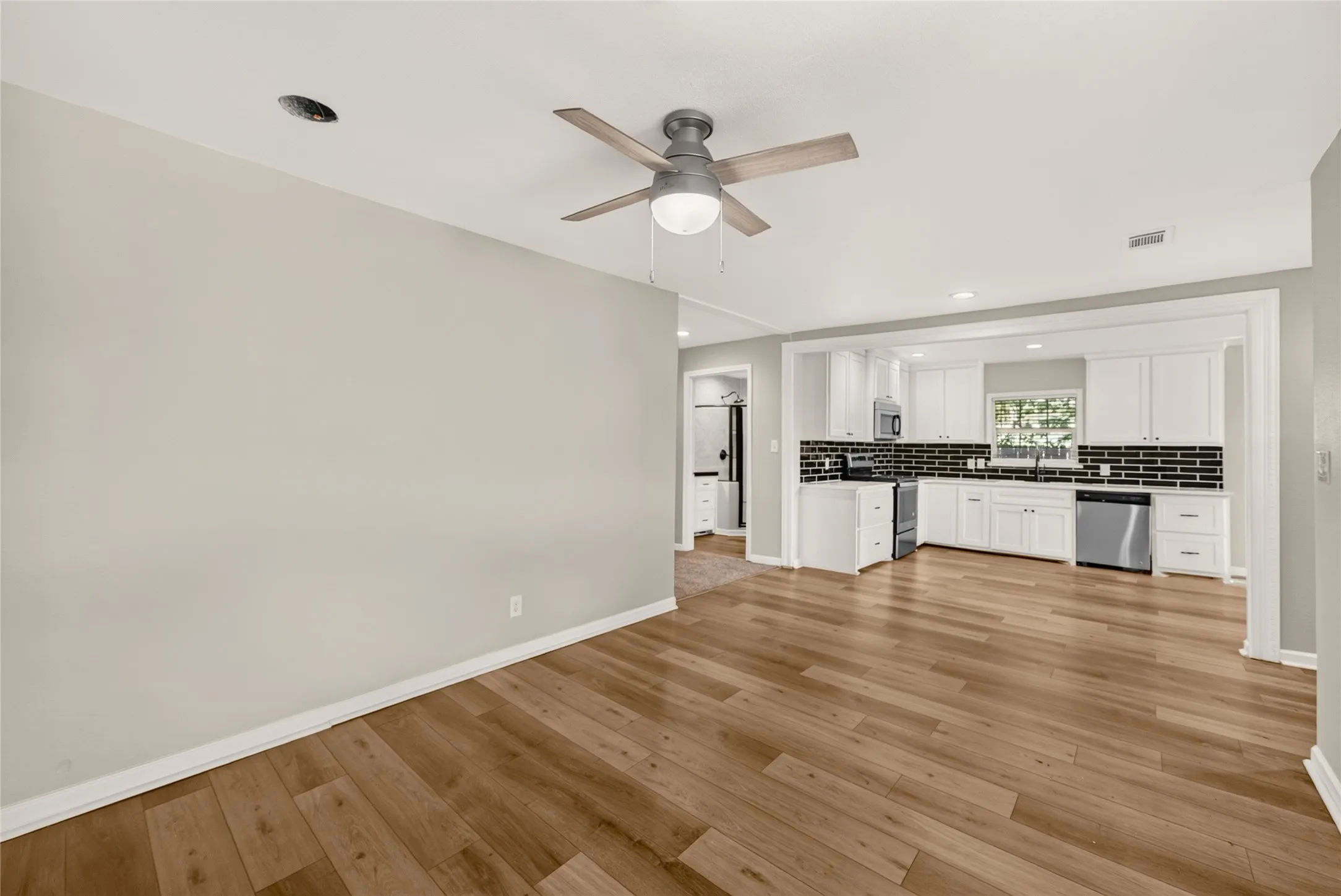 Single Family Residence For Sale in Rockwall County , 708 Sherman Street, Rockwall, Texas 75087, 3 Bedroom, 2 Bathroom, Garage spaces, 1,288 Sqft, built in 1974, mls#21393067, Real Estate Agent in Rockwall, Homes For Sale in Rockwall county, Homes For Sale in Rockwall, Realtor in Rockwall Texas, Real Estate Brokerage Independent Realty Texas, Luminita Cordes Realtor