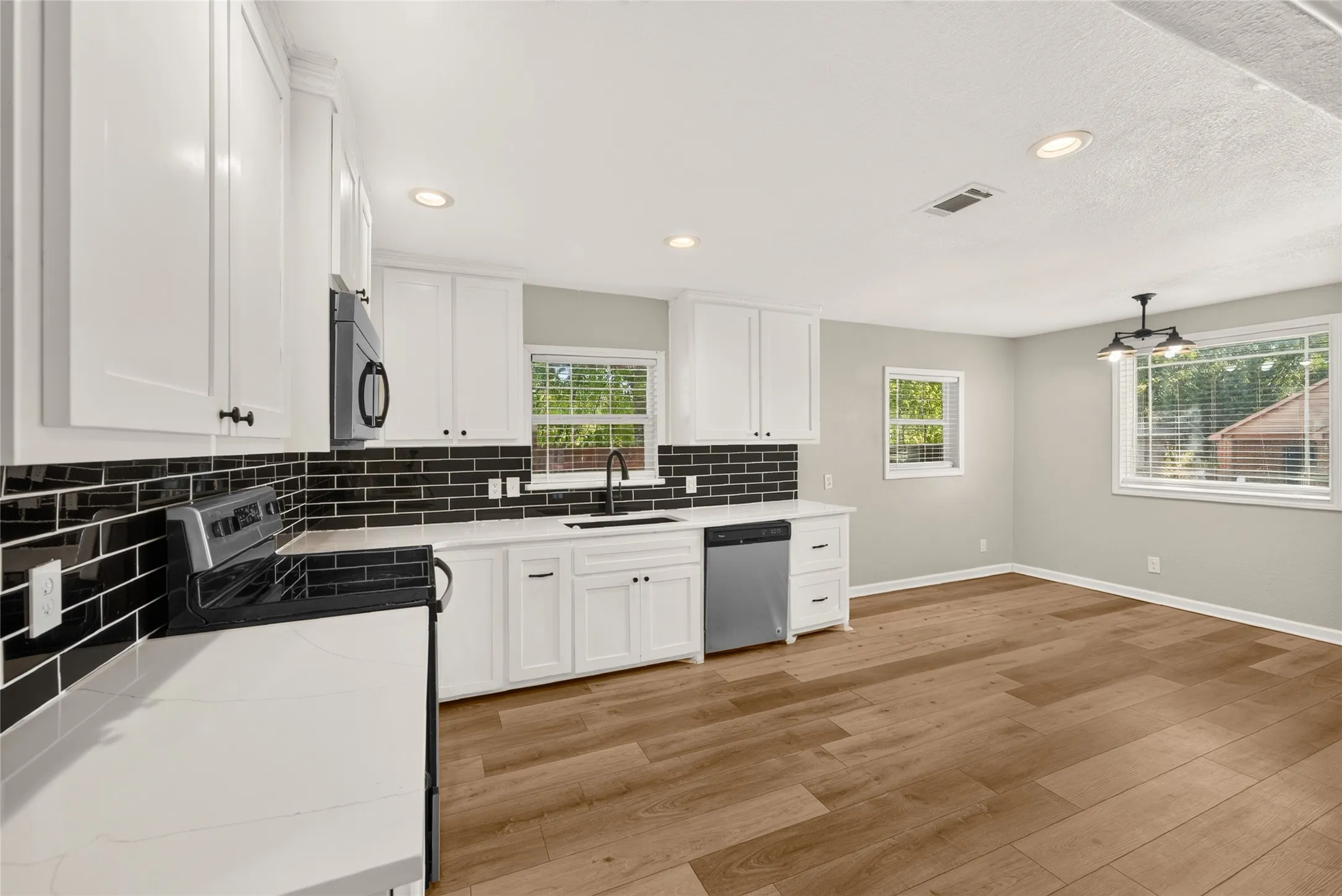 Single Family Residence For Sale in Rockwall County , 708 Sherman Street, Rockwall, Texas 75087, 3 Bedroom, 2 Bathroom, Garage spaces, 1,288 Sqft, built in 1974, mls#21393067, Real Estate Agent in Rockwall, Homes For Sale in Rockwall county, Homes For Sale in Rockwall, Realtor in Rockwall Texas, Real Estate Brokerage Independent Realty Texas, Luminita Cordes Realtor