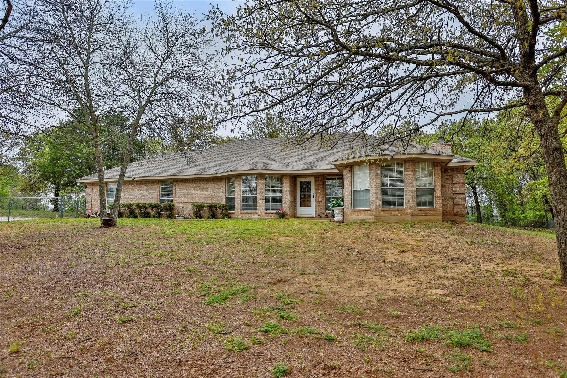 Single Family Residence For Sale in Cooke County , 8059 E US Highway 82, Gainesville, Texas 76240, 2 Bedroom, 2 Bathroom, Garage spaces, 1,962 Sqft, built in 1995, mls#21394219, Real Estate Agent in Gainesville, Homes For Sale in Cooke county, Homes For Sale in Gainesville, Realtor in Gainesville Texas, Real Estate Brokerage Independent Realty Texas, Luminita Cordes Realtor