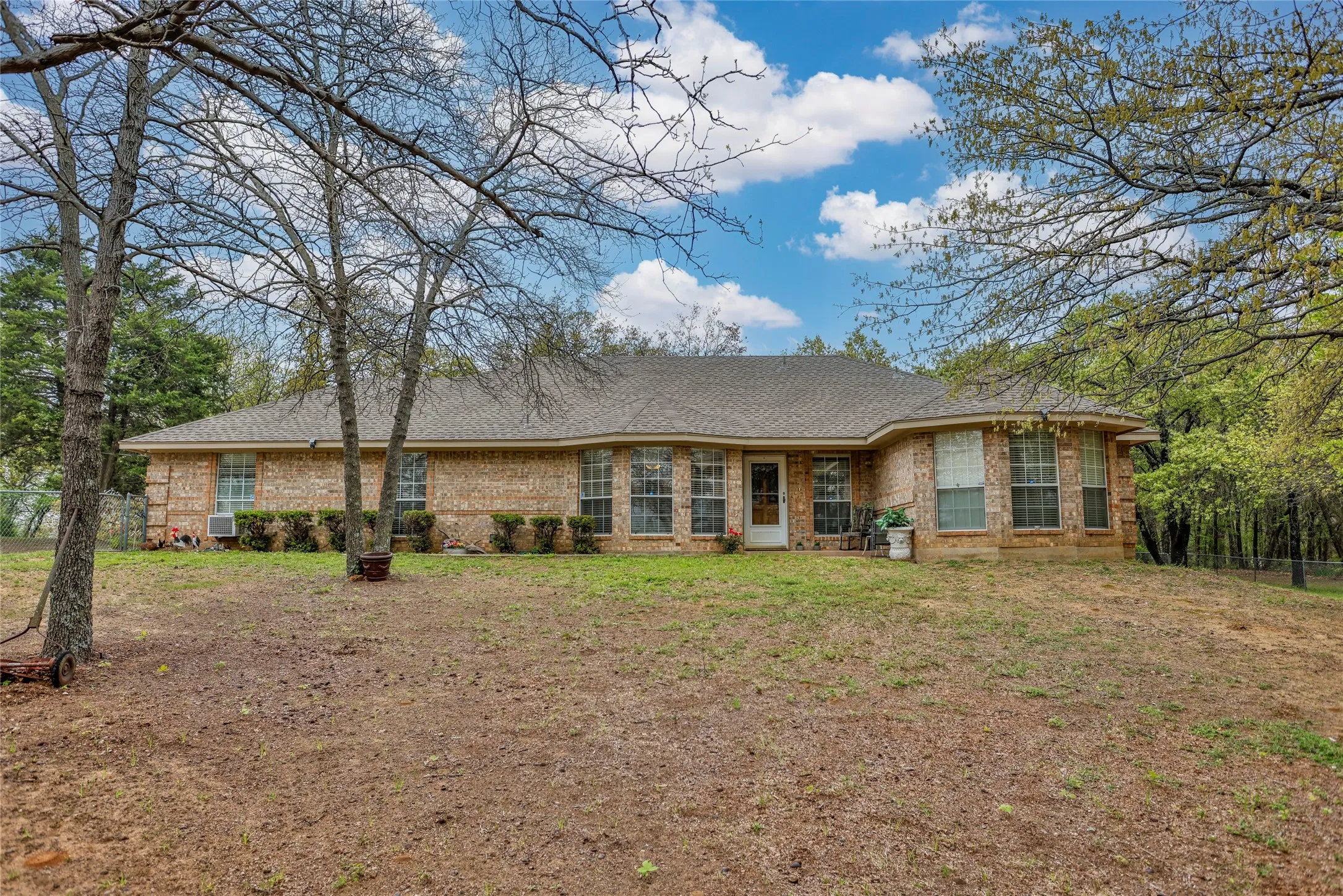 Single Family Residence For Sale in Cooke County , 8059 E US Highway 82, Gainesville, Texas 76240, 2 Bedroom, 2 Bathroom, Garage spaces, 1,962 Sqft, built in 1995, mls#21394219, Real Estate Agent in Gainesville, Homes For Sale in Cooke county, Homes For Sale in Gainesville, Realtor in Gainesville Texas, Real Estate Brokerage Independent Realty Texas, Luminita Cordes Realtor