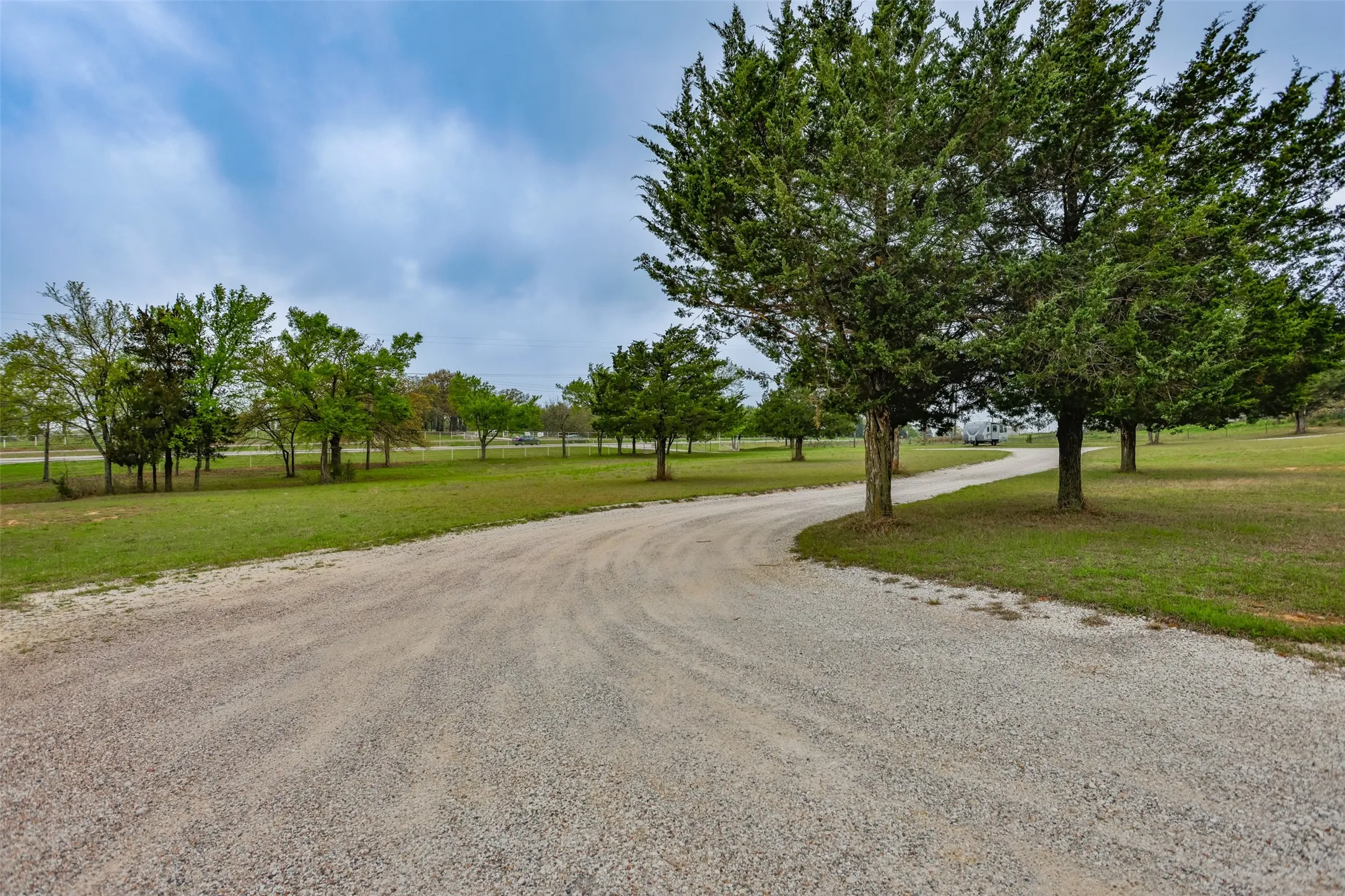 Single Family Residence For Sale in Cooke County , 8059 E US Highway 82, Gainesville, Texas 76240, 2 Bedroom, 2 Bathroom, Garage spaces, 1,962 Sqft, built in 1995, mls#21394219, Real Estate Agent in Gainesville, Homes For Sale in Cooke county, Homes For Sale in Gainesville, Realtor in Gainesville Texas, Real Estate Brokerage Independent Realty Texas, Luminita Cordes Realtor