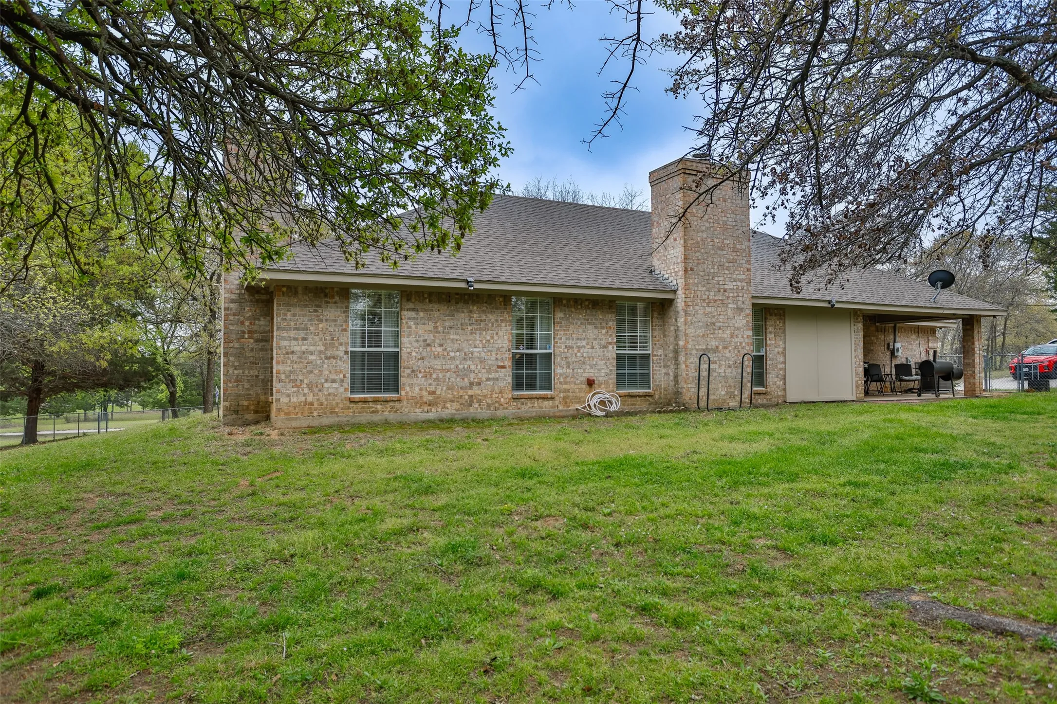 Single Family Residence For Sale in Cooke County , 8059 E US Highway 82, Gainesville, Texas 76240, 2 Bedroom, 2 Bathroom, Garage spaces, 1,962 Sqft, built in 1995, mls#21394219, Real Estate Agent in Gainesville, Homes For Sale in Cooke county, Homes For Sale in Gainesville, Realtor in Gainesville Texas, Real Estate Brokerage Independent Realty Texas, Luminita Cordes Realtor