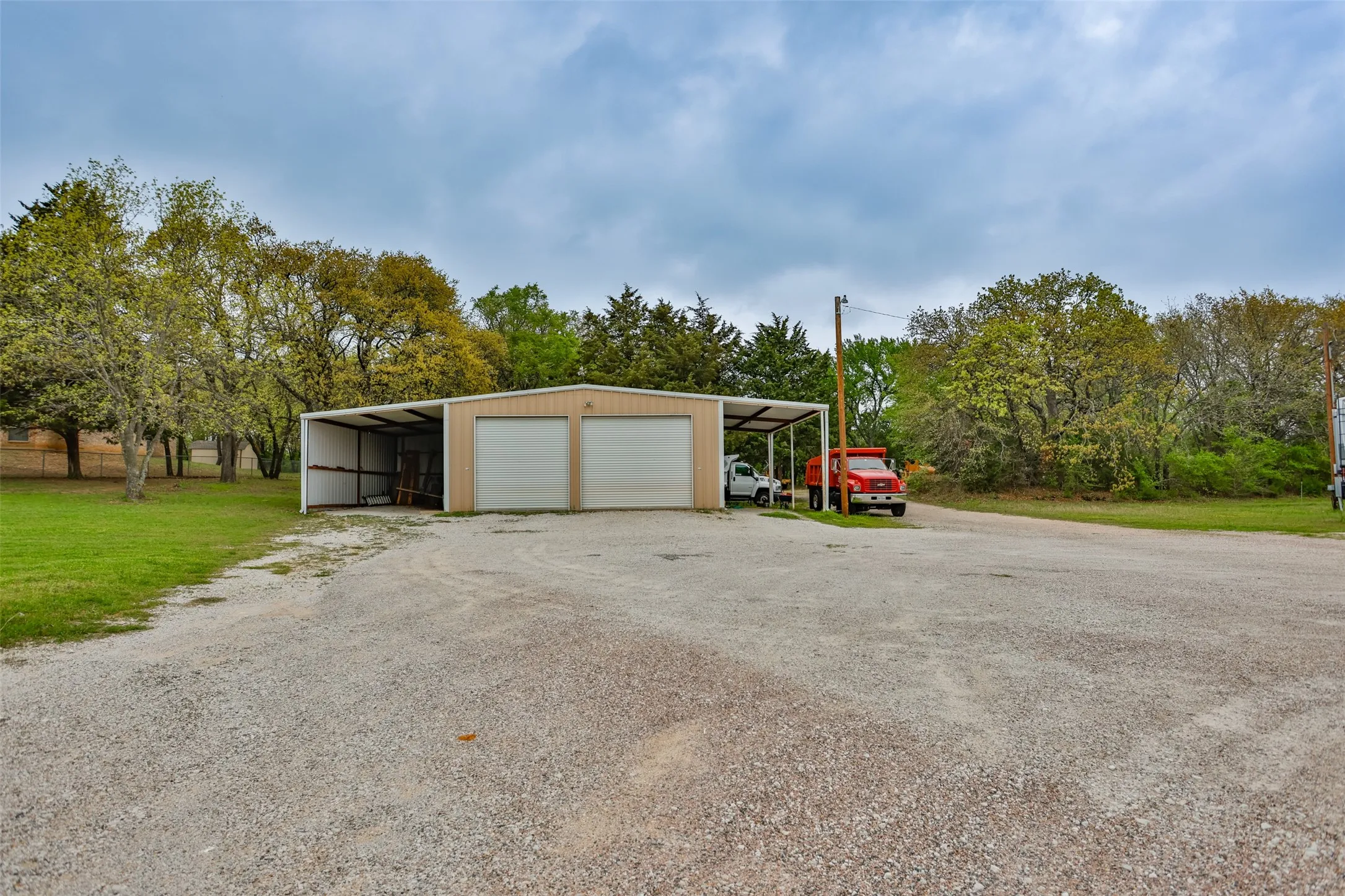 Single Family Residence For Sale in Cooke County , 8059 E US Highway 82, Gainesville, Texas 76240, 2 Bedroom, 2 Bathroom, Garage spaces, 1,962 Sqft, built in 1995, mls#21394219, Real Estate Agent in Gainesville, Homes For Sale in Cooke county, Homes For Sale in Gainesville, Realtor in Gainesville Texas, Real Estate Brokerage Independent Realty Texas, Luminita Cordes Realtor