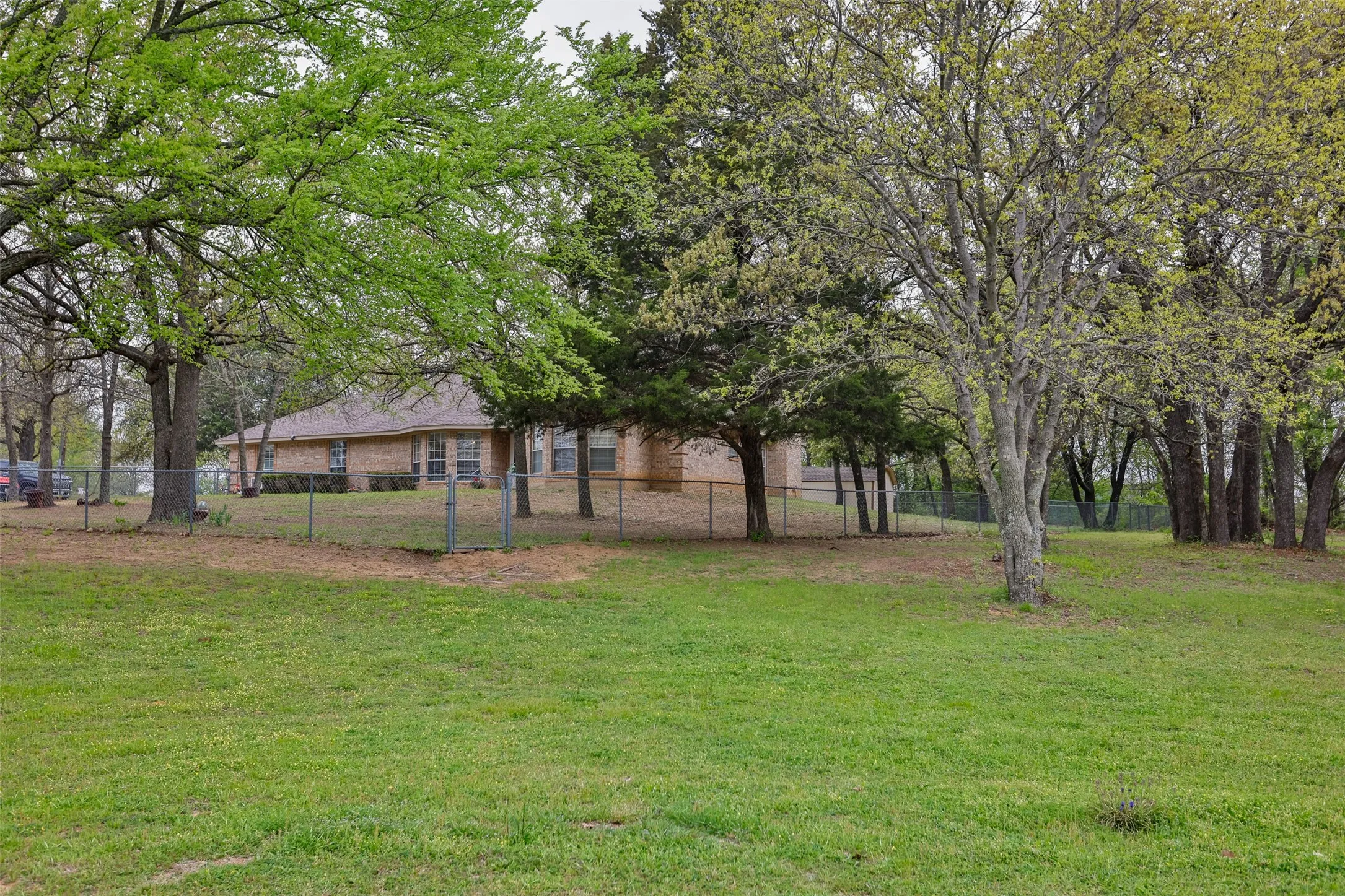Single Family Residence For Sale in Cooke County , 8059 E US Highway 82, Gainesville, Texas 76240, 2 Bedroom, 2 Bathroom, Garage spaces, 1,962 Sqft, built in 1995, mls#21394219, Real Estate Agent in Gainesville, Homes For Sale in Cooke county, Homes For Sale in Gainesville, Realtor in Gainesville Texas, Real Estate Brokerage Independent Realty Texas, Luminita Cordes Realtor