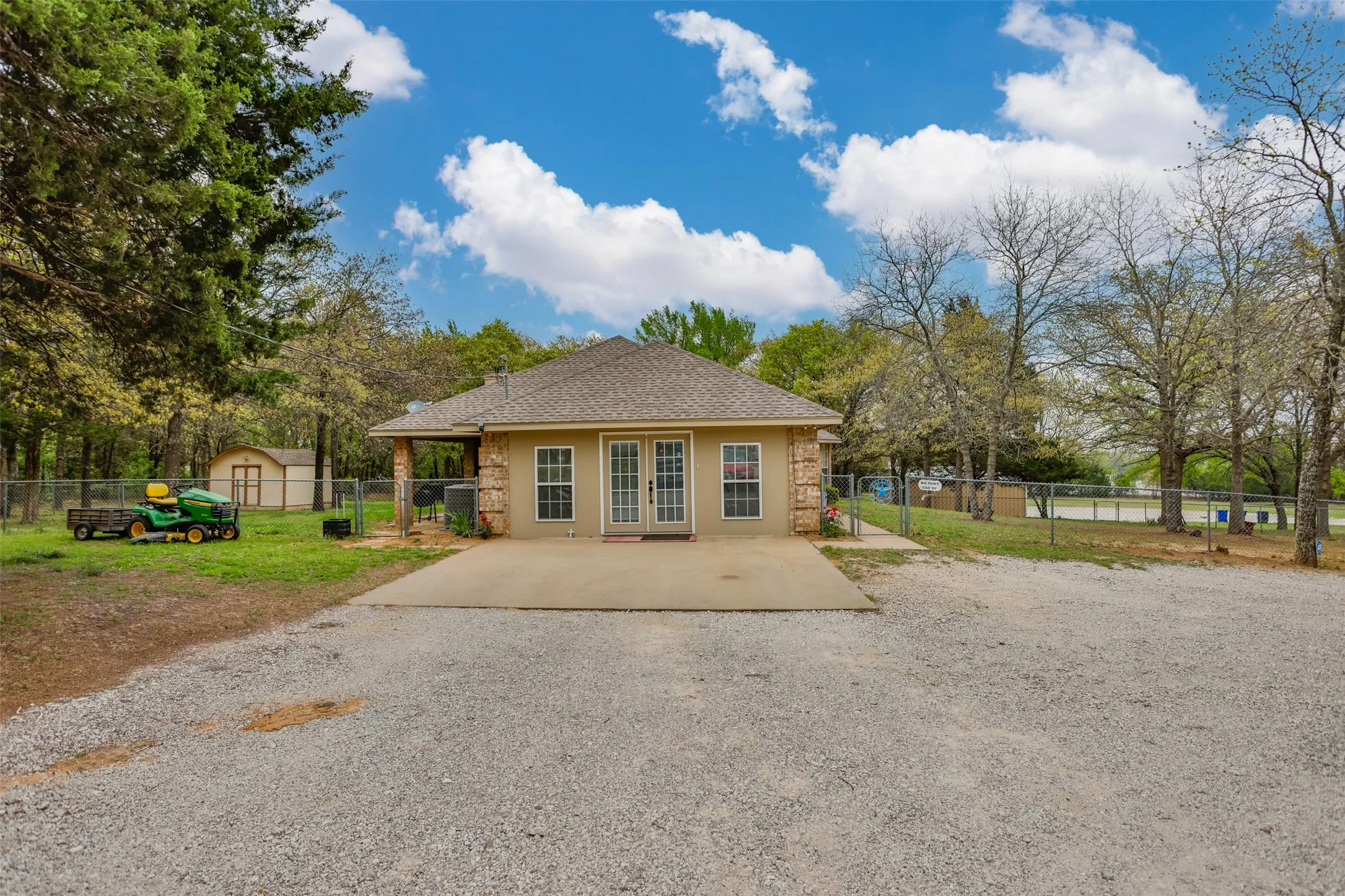 Single Family Residence For Sale in Cooke County , 8059 E US Highway 82, Gainesville, Texas 76240, 2 Bedroom, 2 Bathroom, Garage spaces, 1,962 Sqft, built in 1995, mls#21394219, Real Estate Agent in Gainesville, Homes For Sale in Cooke county, Homes For Sale in Gainesville, Realtor in Gainesville Texas, Real Estate Brokerage Independent Realty Texas, Luminita Cordes Realtor