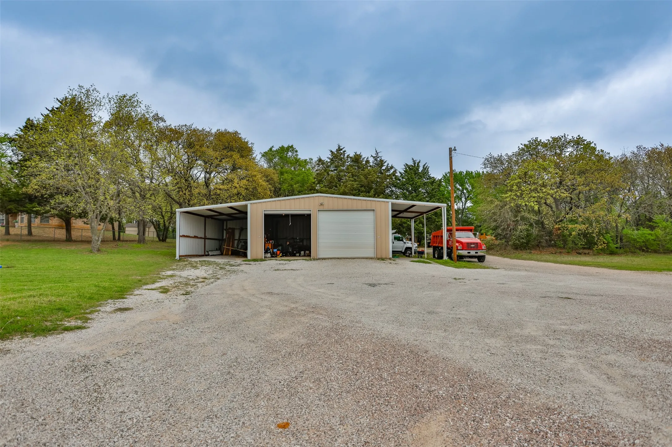 Single Family Residence For Sale in Cooke County , 8059 E US Highway 82, Gainesville, Texas 76240, 2 Bedroom, 2 Bathroom, Garage spaces, 1,962 Sqft, built in 1995, mls#21394219, Real Estate Agent in Gainesville, Homes For Sale in Cooke county, Homes For Sale in Gainesville, Realtor in Gainesville Texas, Real Estate Brokerage Independent Realty Texas, Luminita Cordes Realtor
