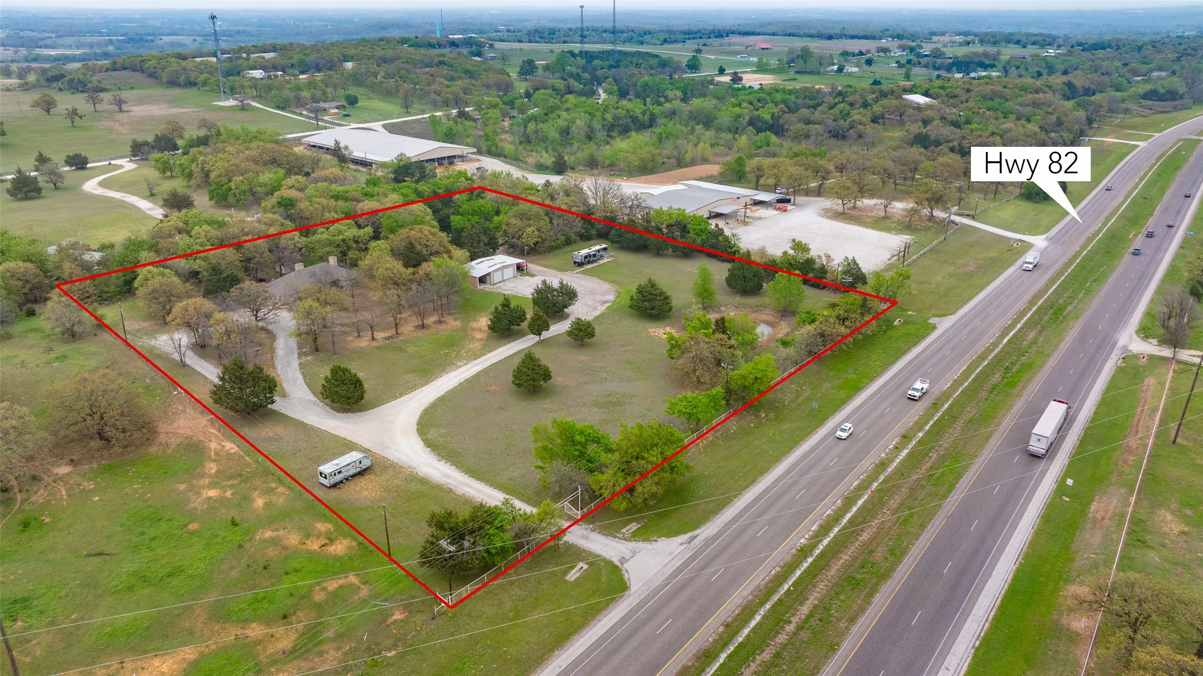 Single Family Residence For Sale in Cooke County , 8059 E US Highway 82, Gainesville, Texas 76240, 2 Bedroom, 2 Bathroom, Garage spaces, 1,962 Sqft, built in 1995, mls#21394219, Real Estate Agent in Gainesville, Homes For Sale in Cooke county, Homes For Sale in Gainesville, Realtor in Gainesville Texas, Real Estate Brokerage Independent Realty Texas, Luminita Cordes Realtor