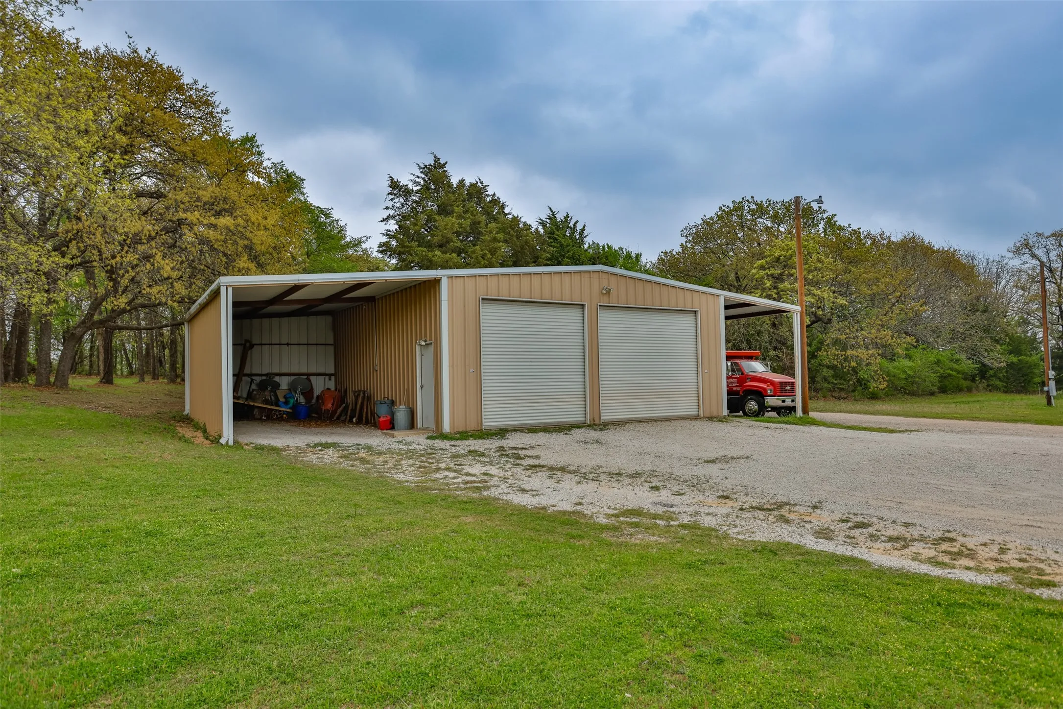 Single Family Residence For Sale in Cooke County , 8059 E US Highway 82, Gainesville, Texas 76240, 2 Bedroom, 2 Bathroom, Garage spaces, 1,962 Sqft, built in 1995, mls#21394219, Real Estate Agent in Gainesville, Homes For Sale in Cooke county, Homes For Sale in Gainesville, Realtor in Gainesville Texas, Real Estate Brokerage Independent Realty Texas, Luminita Cordes Realtor
