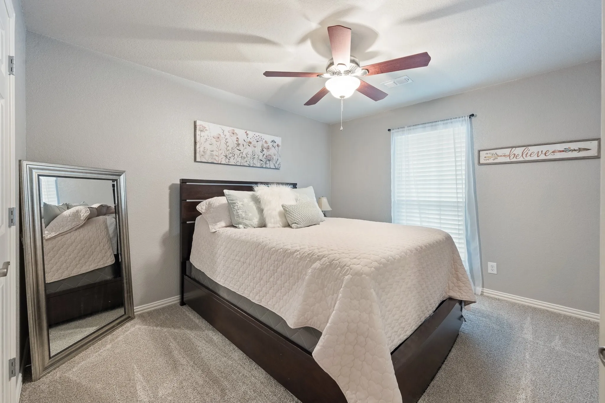 Here's an other guest bedroom.
