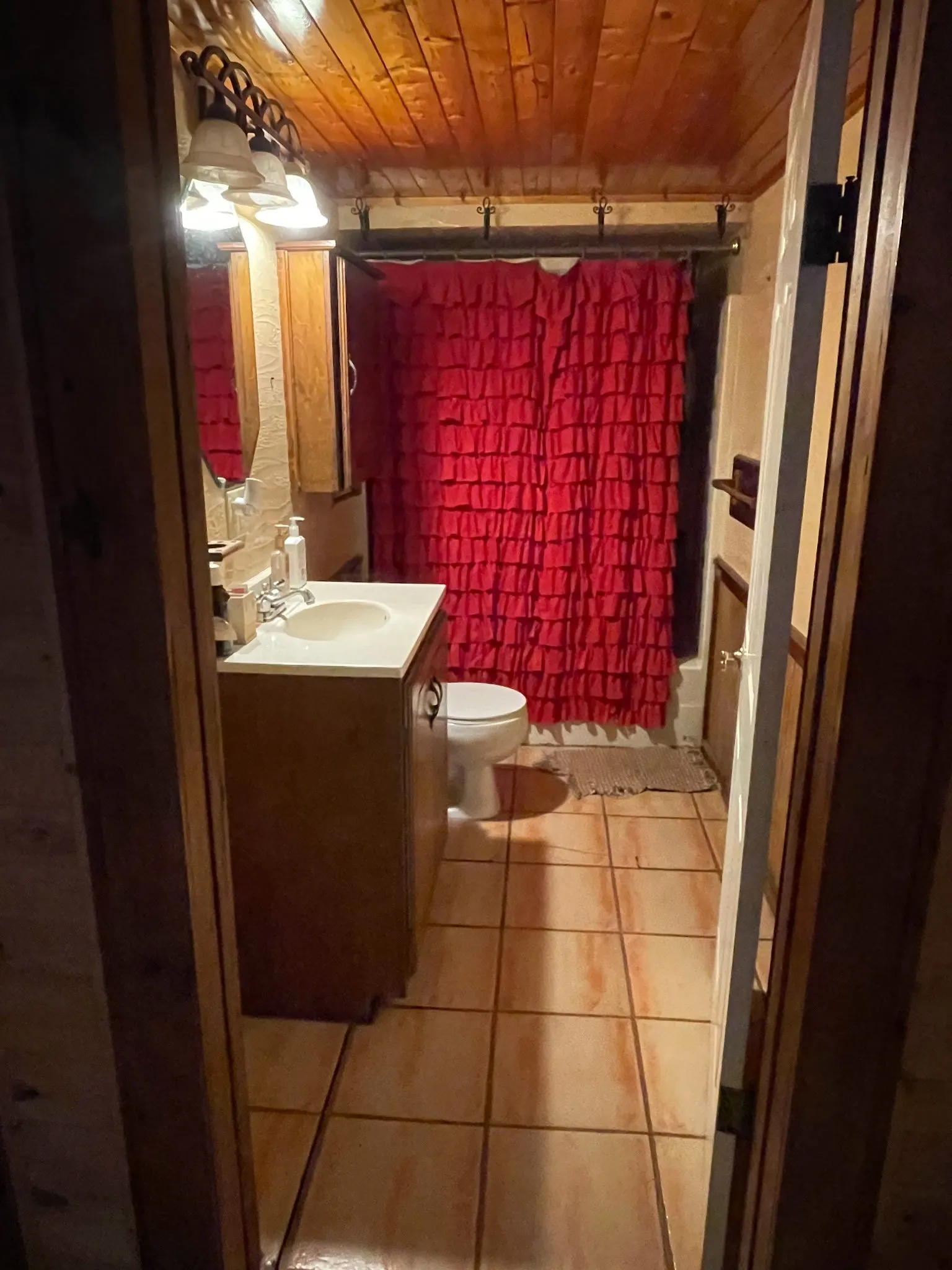 Single Family Residence For Sale in Grayson County , 135 Whitaker Circle, Gordonville, Texas 76245, 3 Bedroom, 2 Bathroom, Garage spaces, 2,500 Sqft, built in 1990, mls#21394259, Real Estate Agent in Gordonville, Homes For Sale in Grayson county, Homes For Sale in Gordonville, Realtor in Gordonville Texas, Real Estate Brokerage Independent Realty Texas, Luminita Cordes Realtor