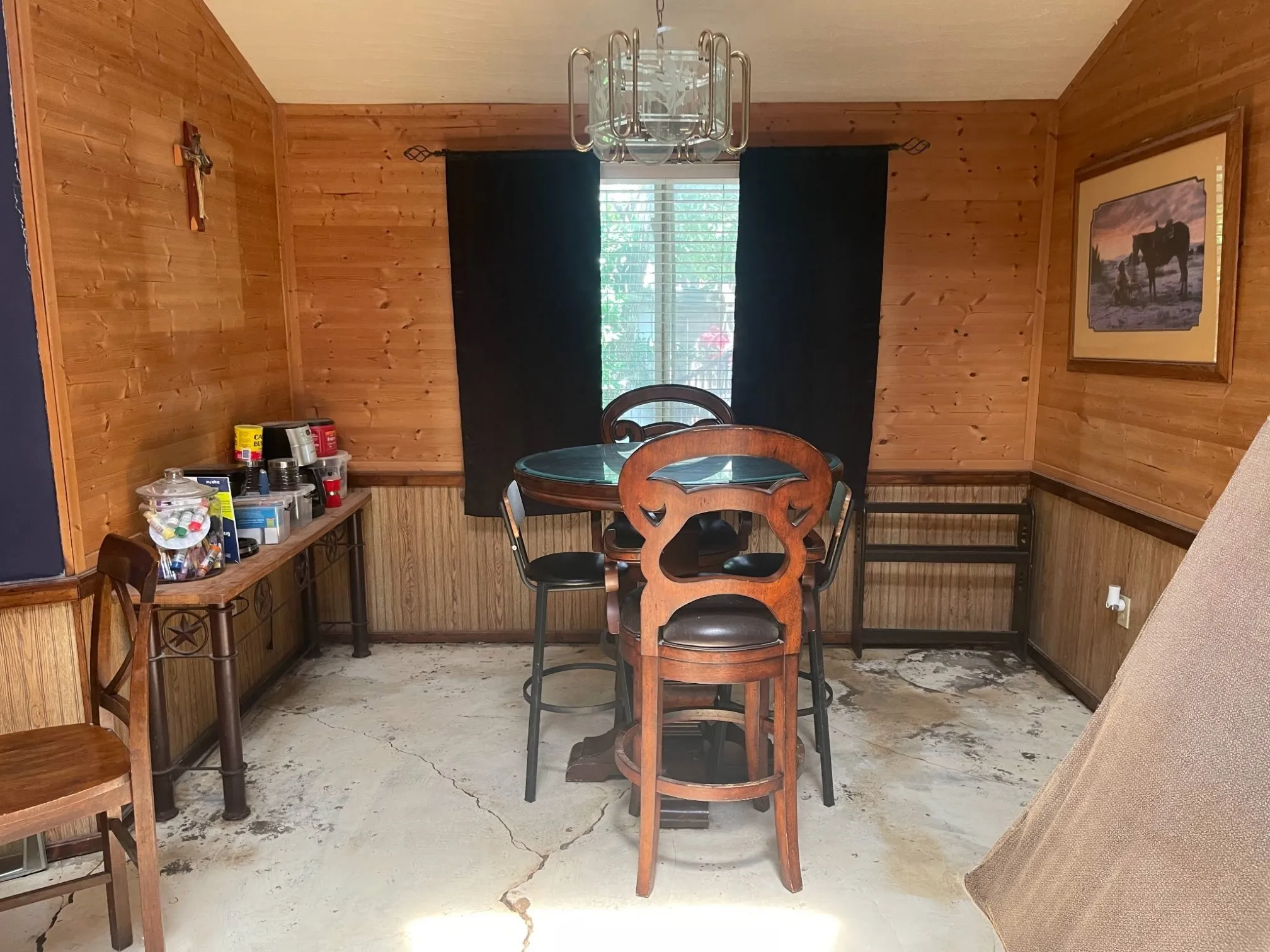 Single Family Residence For Sale in Grayson County , 135 Whitaker Circle, Gordonville, Texas 76245, 3 Bedroom, 2 Bathroom, Garage spaces, 2,500 Sqft, built in 1990, mls#21394259, Real Estate Agent in Gordonville, Homes For Sale in Grayson county, Homes For Sale in Gordonville, Realtor in Gordonville Texas, Real Estate Brokerage Independent Realty Texas, Luminita Cordes Realtor