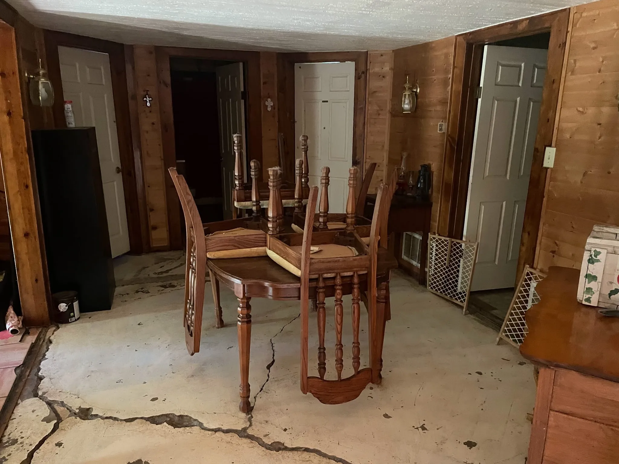 Single Family Residence For Sale in Grayson County , 135 Whitaker Circle, Gordonville, Texas 76245, 3 Bedroom, 2 Bathroom, Garage spaces, 2,500 Sqft, built in 1990, mls#21394259, Real Estate Agent in Gordonville, Homes For Sale in Grayson county, Homes For Sale in Gordonville, Realtor in Gordonville Texas, Real Estate Brokerage Independent Realty Texas, Luminita Cordes Realtor