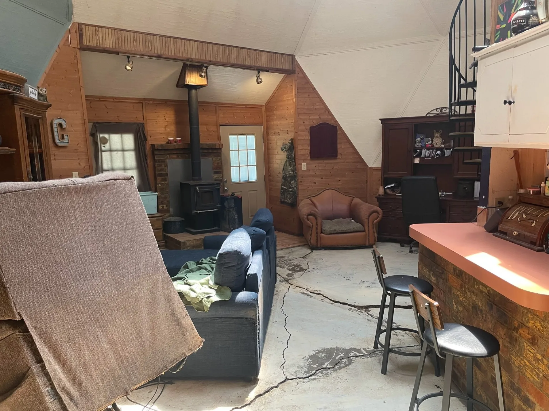 Single Family Residence For Sale in Grayson County , 135 Whitaker Circle, Gordonville, Texas 76245, 3 Bedroom, 2 Bathroom, Garage spaces, 2,500 Sqft, built in 1990, mls#21394259, Real Estate Agent in Gordonville, Homes For Sale in Grayson county, Homes For Sale in Gordonville, Realtor in Gordonville Texas, Real Estate Brokerage Independent Realty Texas, Luminita Cordes Realtor