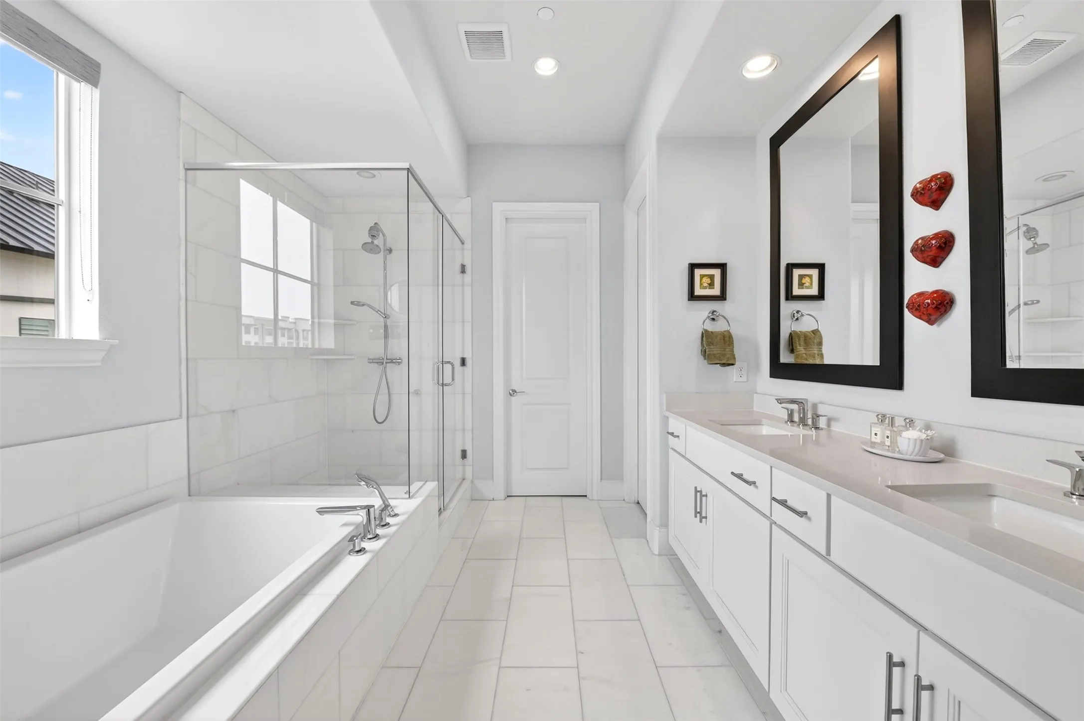 Townhouse For Rent in Dallas County , 610 Dalton Lane, Irving, Texas 75039, 3 Bedroom, 4 Bathroom, 2 Garage spaces, 2,403 Sqft, built in 2019, mls#21391548, Real Estate Agent in Irving, Homes For Rent in Dallas county, Homes For Rent in Irving, Realtor in Irving Texas, Real Estate Brokerage Independent Realty Texas, Luminita Cordes Realtor