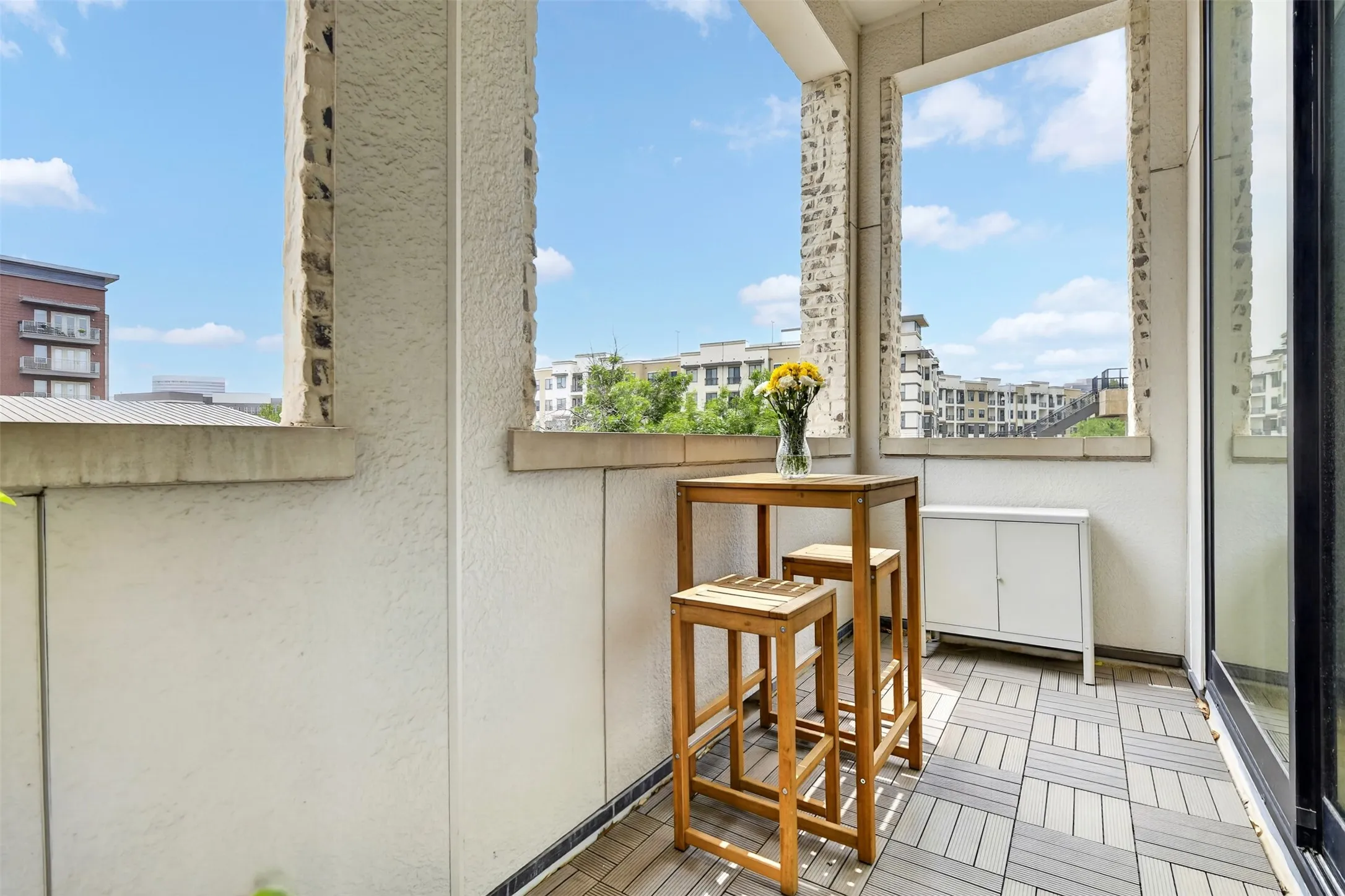 Townhouse For Rent in Dallas County , 610 Dalton Lane, Irving, Texas 75039, 3 Bedroom, 4 Bathroom, 2 Garage spaces, 2,403 Sqft, built in 2019, mls#21391548, Real Estate Agent in Irving, Homes For Rent in Dallas county, Homes For Rent in Irving, Realtor in Irving Texas, Real Estate Brokerage Independent Realty Texas, Luminita Cordes Realtor