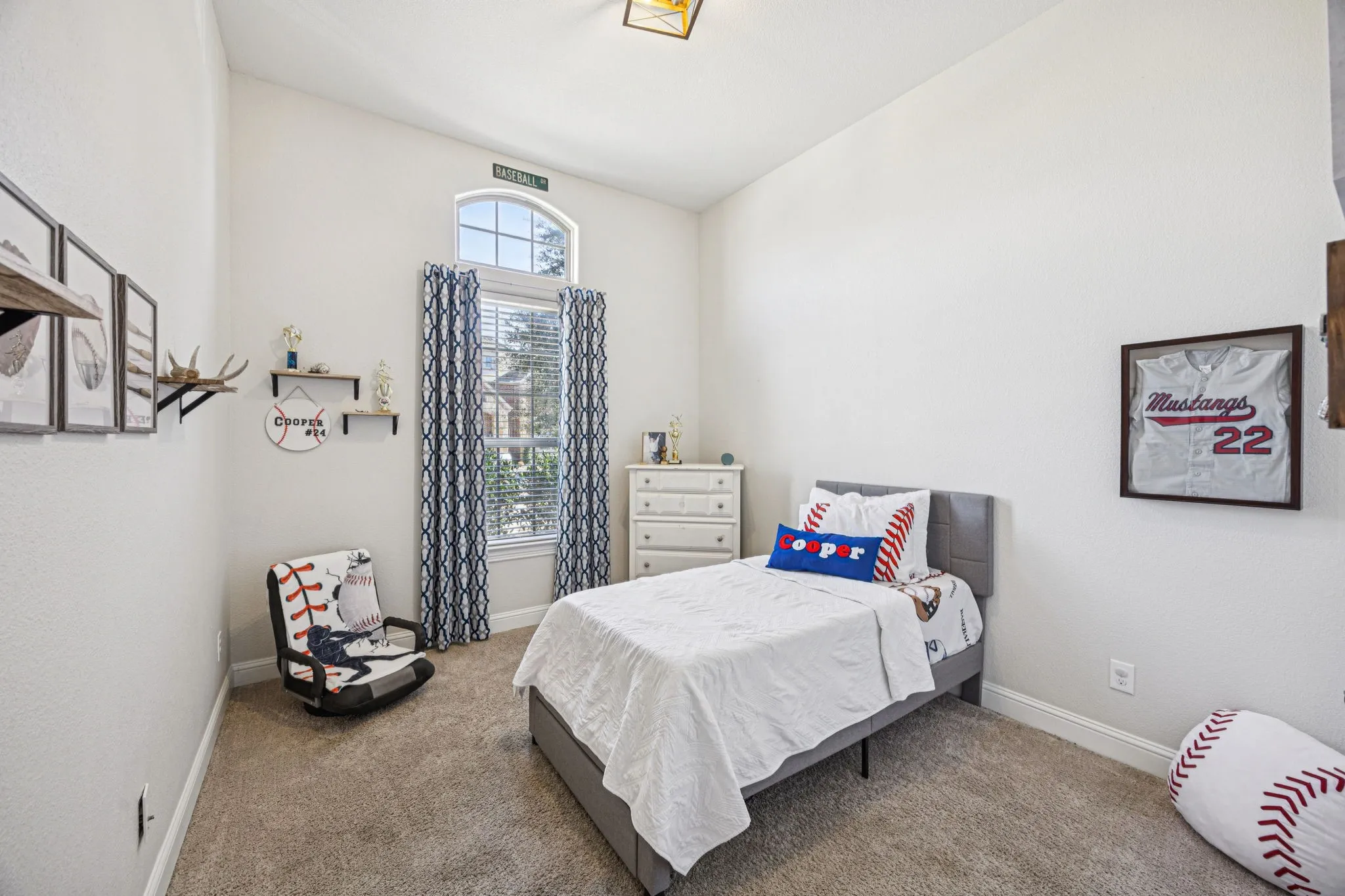 Arched transom window, vaulted ceiling, and carpeted flooring