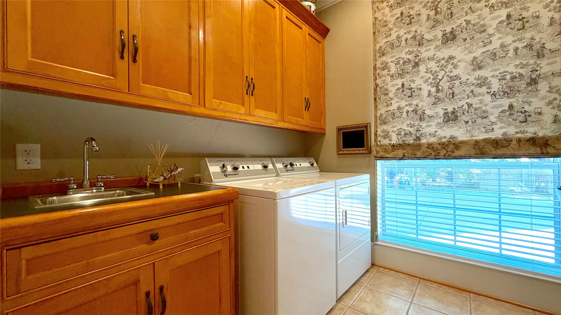 Single Family Residence For Sale in Kaufman County , 8 Griffith Court, Terrell, Texas 75160, 3 Bedroom, 3 Bathroom, 2 Garage spaces, 2,567 Sqft, built in 2001, mls#21394028, Real Estate Agent in Terrell, Homes For Sale in Kaufman county, Homes For Sale in Terrell, Realtor in Terrell Texas, Real Estate Brokerage Independent Realty Texas, Luminita Cordes Realtor