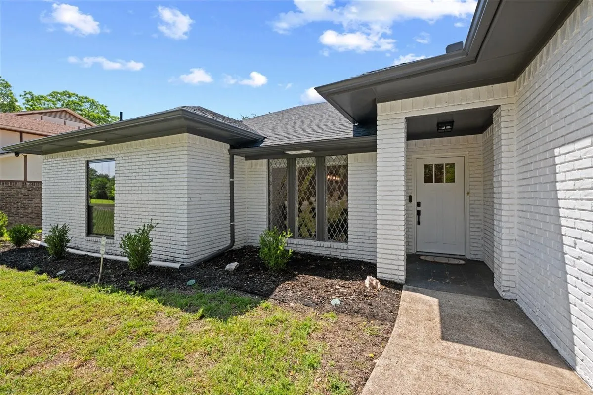 Single Family Residence For Sale in Dallas County , 5856 Winding Woods Trail, Dallas, Texas 75227, 4 Bedroom, 4 Bathroom, 2 Garage spaces, 2,612 Sqft, built in 1979, mls#21390062, Real Estate Agent in Dallas, Homes For Sale in Dallas county, Homes For Sale in Dallas, Realtor in Dallas Texas, Real Estate Brokerage Independent Realty Texas, Luminita Cordes Realtor