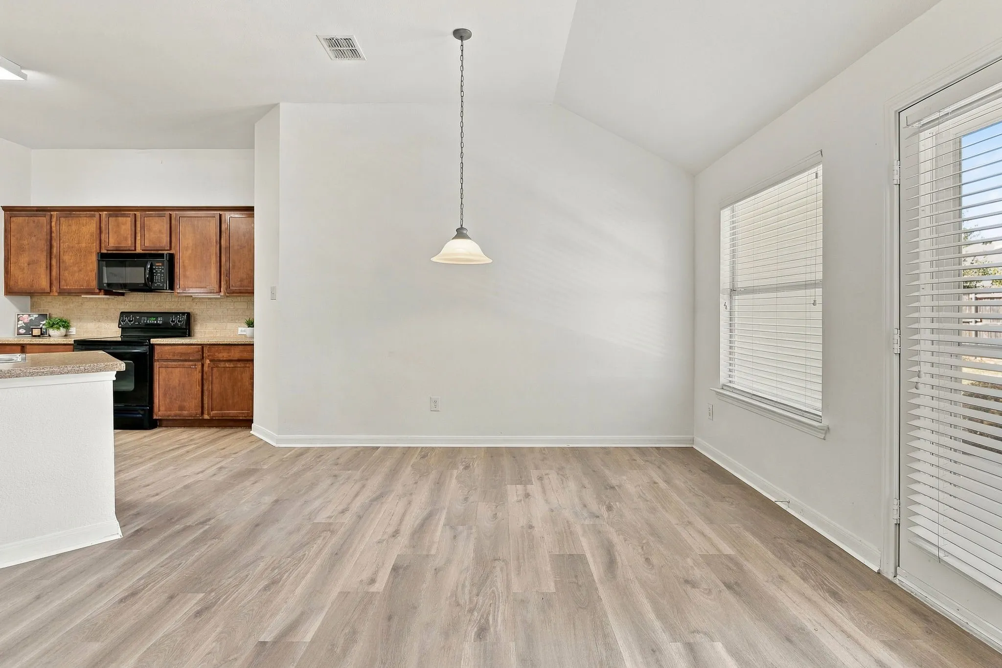 Single Family Residence For Sale in Collin County , 7600 Val Verde Drive, Mc Kinney, Texas 75071, 4 Bedroom, 2 Bathroom, 2 Garage spaces, 2,235 Sqft, built in 2005, mls#21381987, Real Estate Agent in Mc Kinney, Homes For Sale in Collin county, Homes For Sale in Mc Kinney, Realtor in Mc Kinney Texas, Real Estate Brokerage Independent Realty Texas, Luminita Cordes Realtor